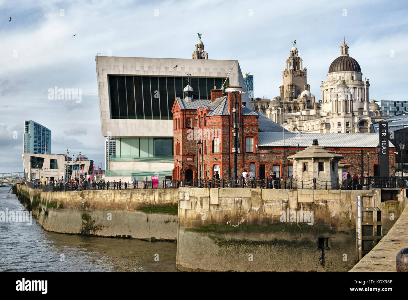 Pier Head, Liverpool. UK. Das neue Museum von Liverpool, mit der Mersey Fähre und der Hafen von Liverpool Gebäude im Hintergrund Stockfoto