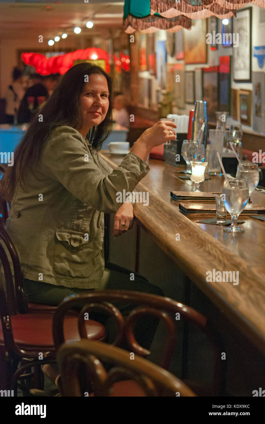 Schirmherr cheers mit einem Glas infundiert Wodka trinken bei Wodka trinken Zimmer Restaurant in New York Stockfoto