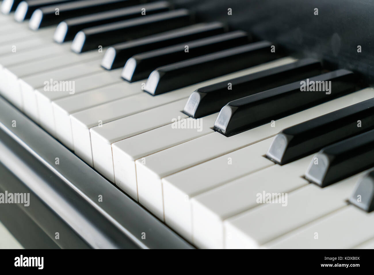 Weiße Klaviertasten, musikalische Tasteninstrument. Stockfoto