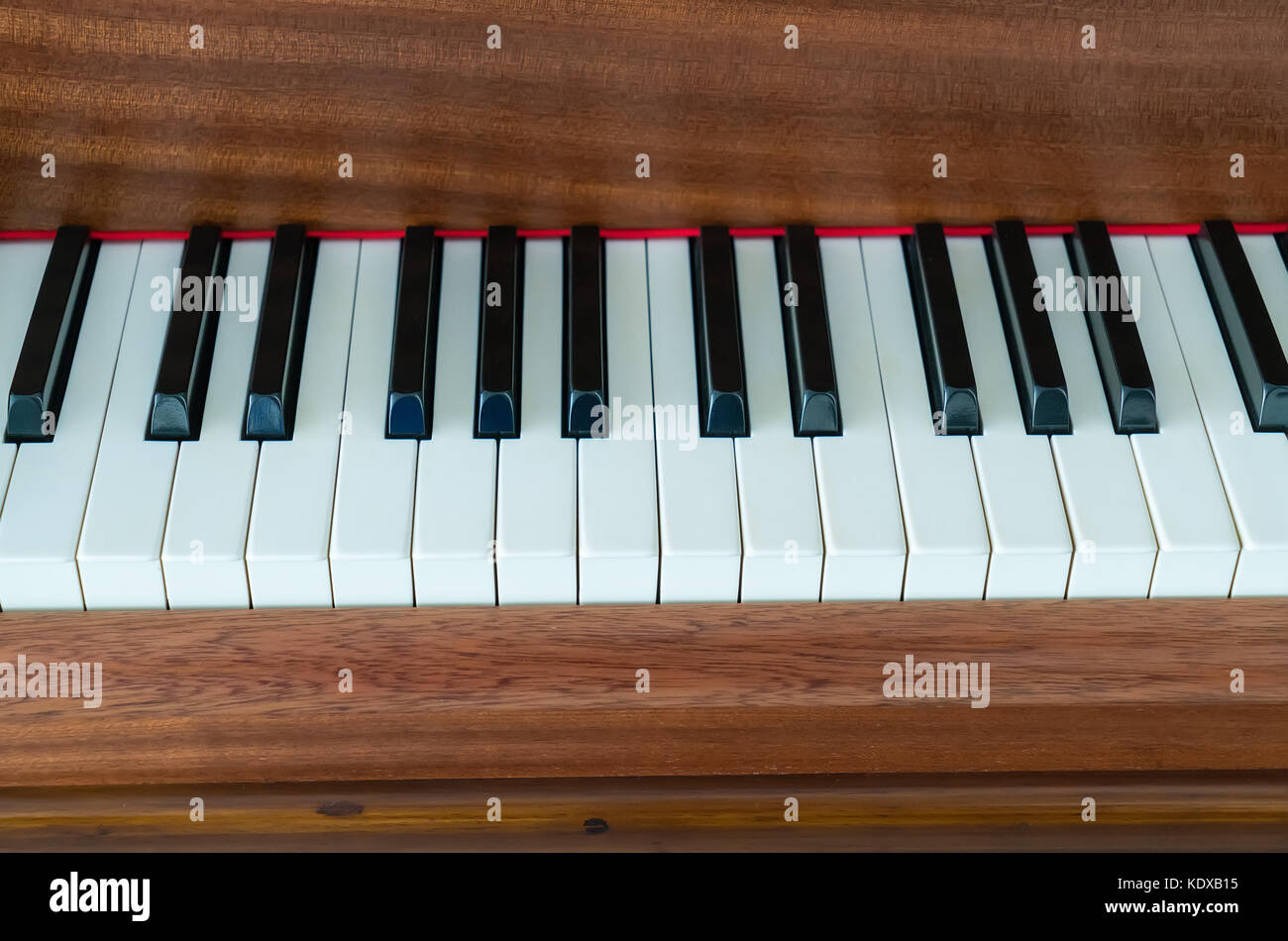 Weiße Klaviertasten, musikalische Tasteninstrument. Stockfoto