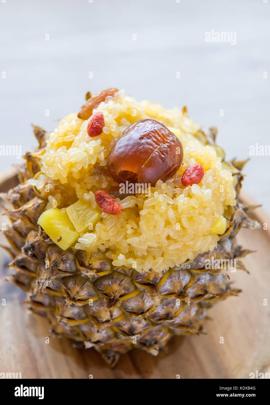 Ananas gefüllt mit Reis und kandierten Termine Stockfoto
