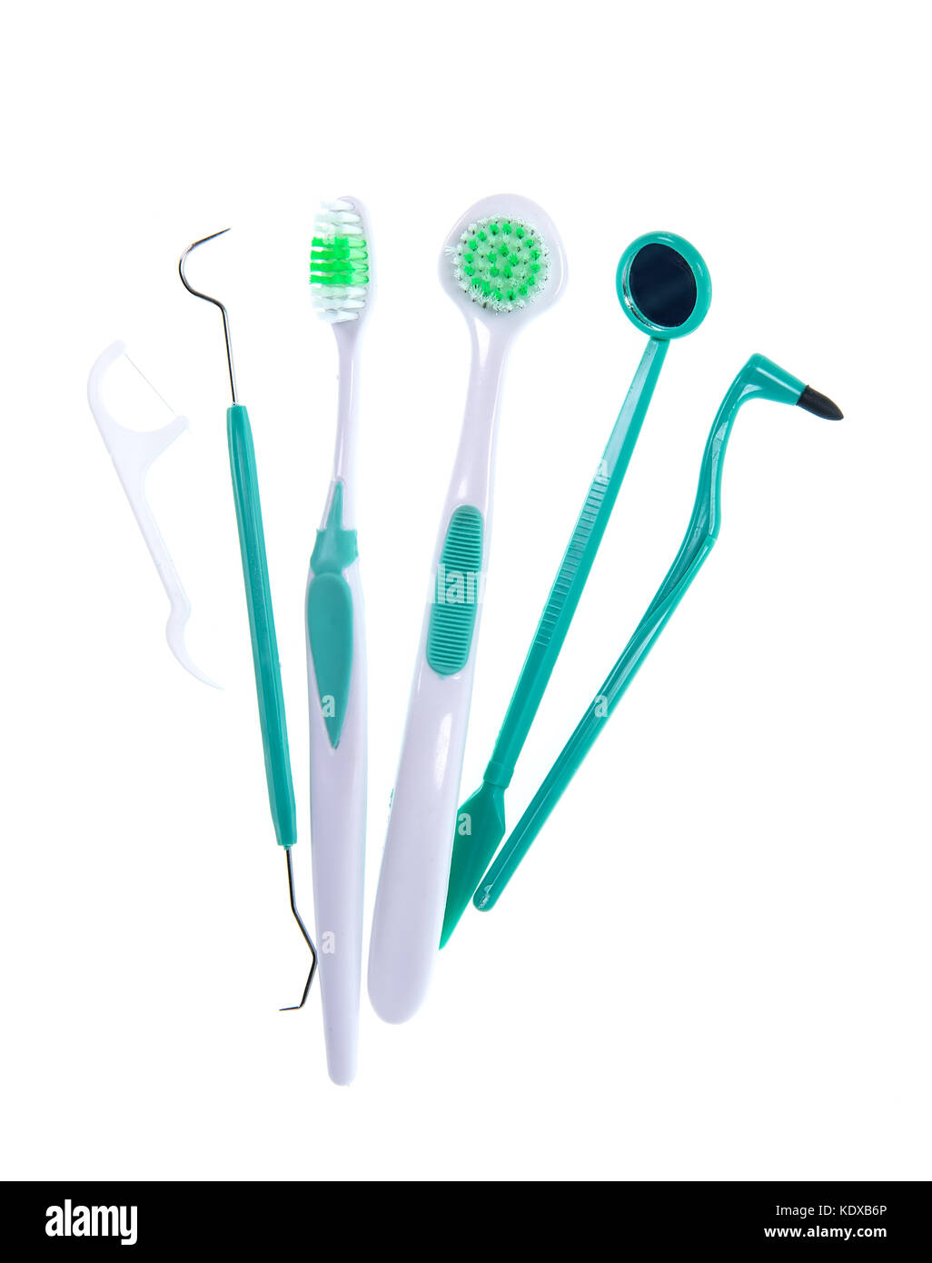 Satz von zahnreinigung Tools, einschließlich einer Zahnbürste Zahnseide Einweg- und Kunststoff flossing Tool in einer Mundhygiene Konzept Stockfoto Satz von zahnreinigung Tools, einschließlich einer Zahnbürste Zahnseide Einweg- und Kunststoff flossing Tool in einer Mundhygiene Konzept Stockfoto