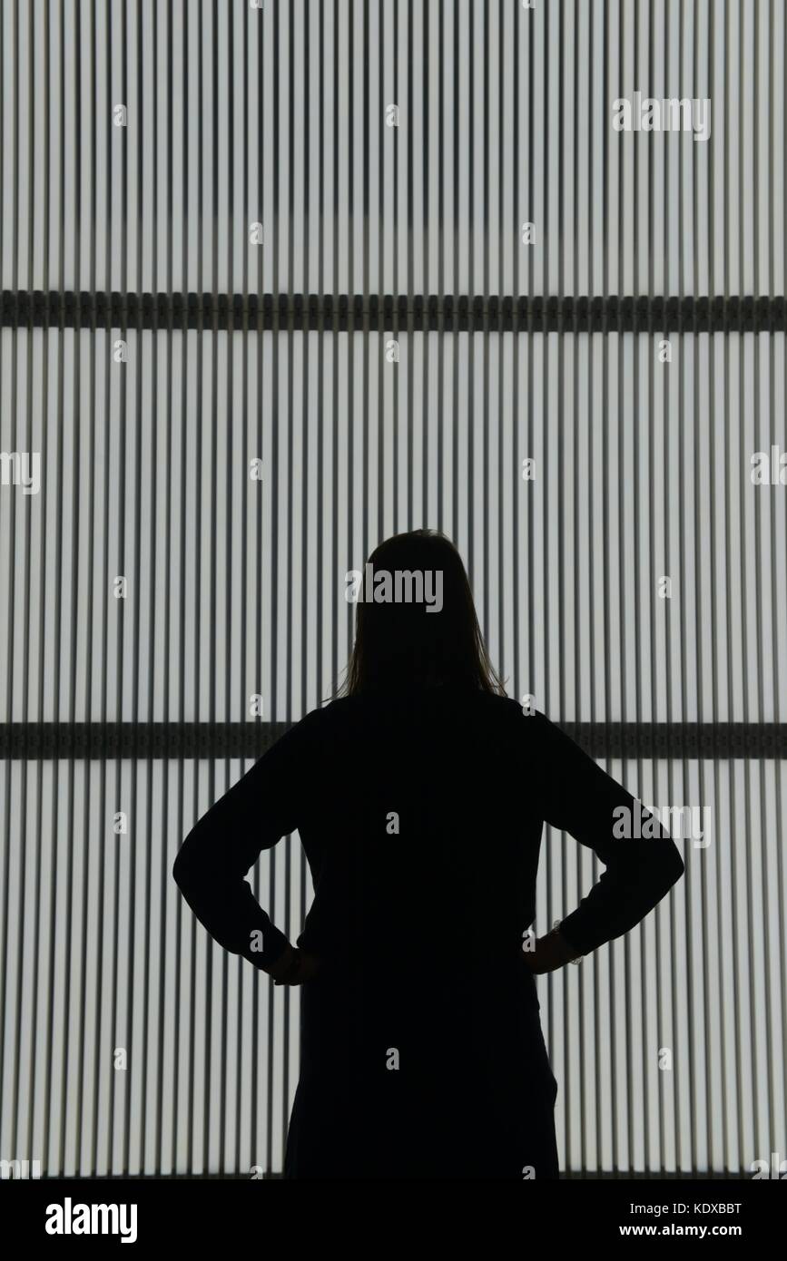 Ein Besucher im Yorkshire Sculpture Park in "Der Klang der Stille" durch wegweisende chilenischen Künstler Alfredo Jaar. Stockfoto