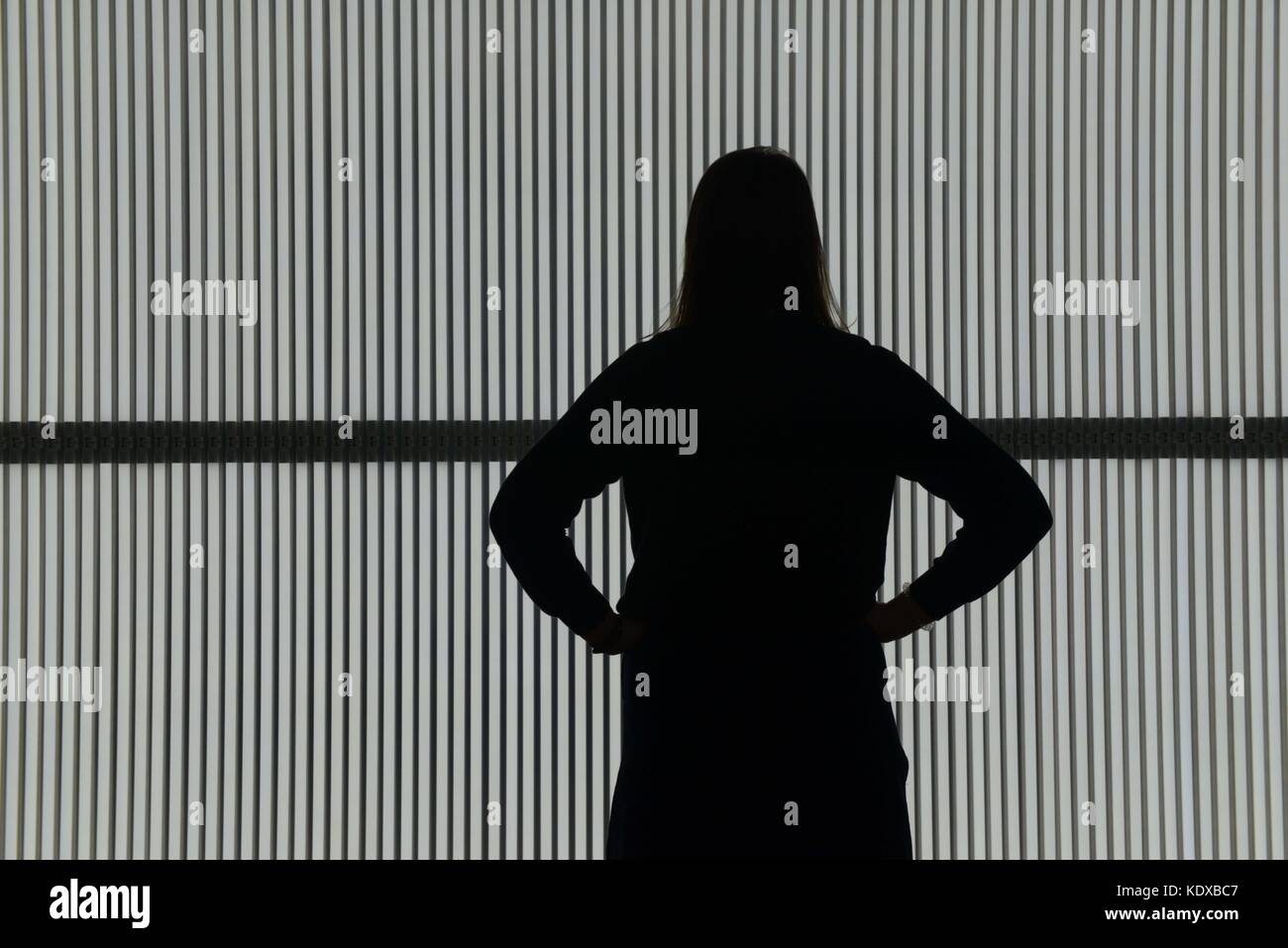 Ein Besucher im Yorkshire Sculpture Park in "Der Klang der Stille" durch wegweisende chilenischen Künstler Alfredo Jaar. Stockfoto