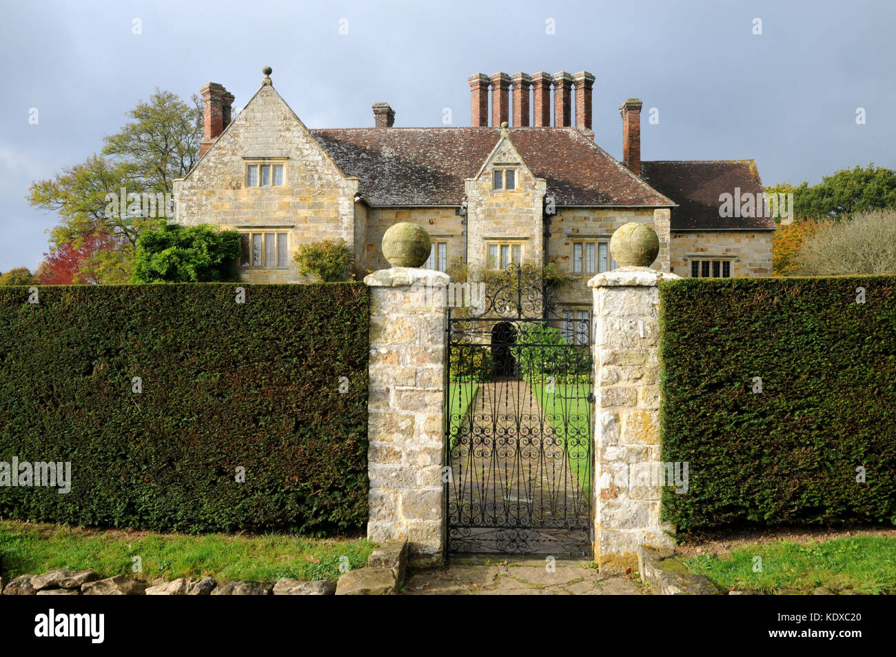 Batemans, das Haus der Familie von Rudyard Kipling von 1902-1936, tief im East Sussex. (Von öffentlichen Straßen gesehen.) Stockfoto