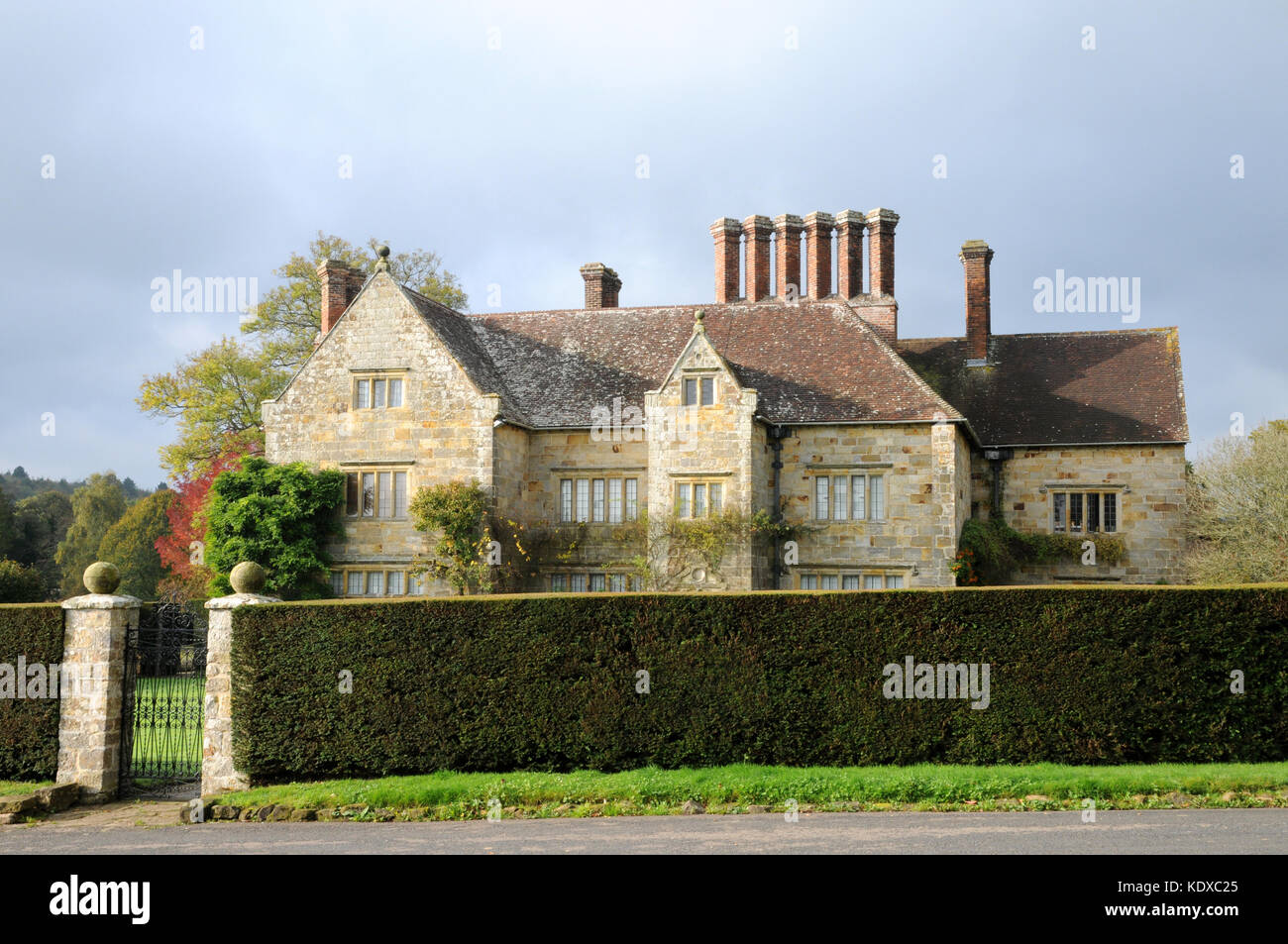 Batemans, das Haus der Familie von Rudyard Kipling von 1902-1936, tief im East Sussex. (Von öffentlichen Straßen gesehen.) Stockfoto