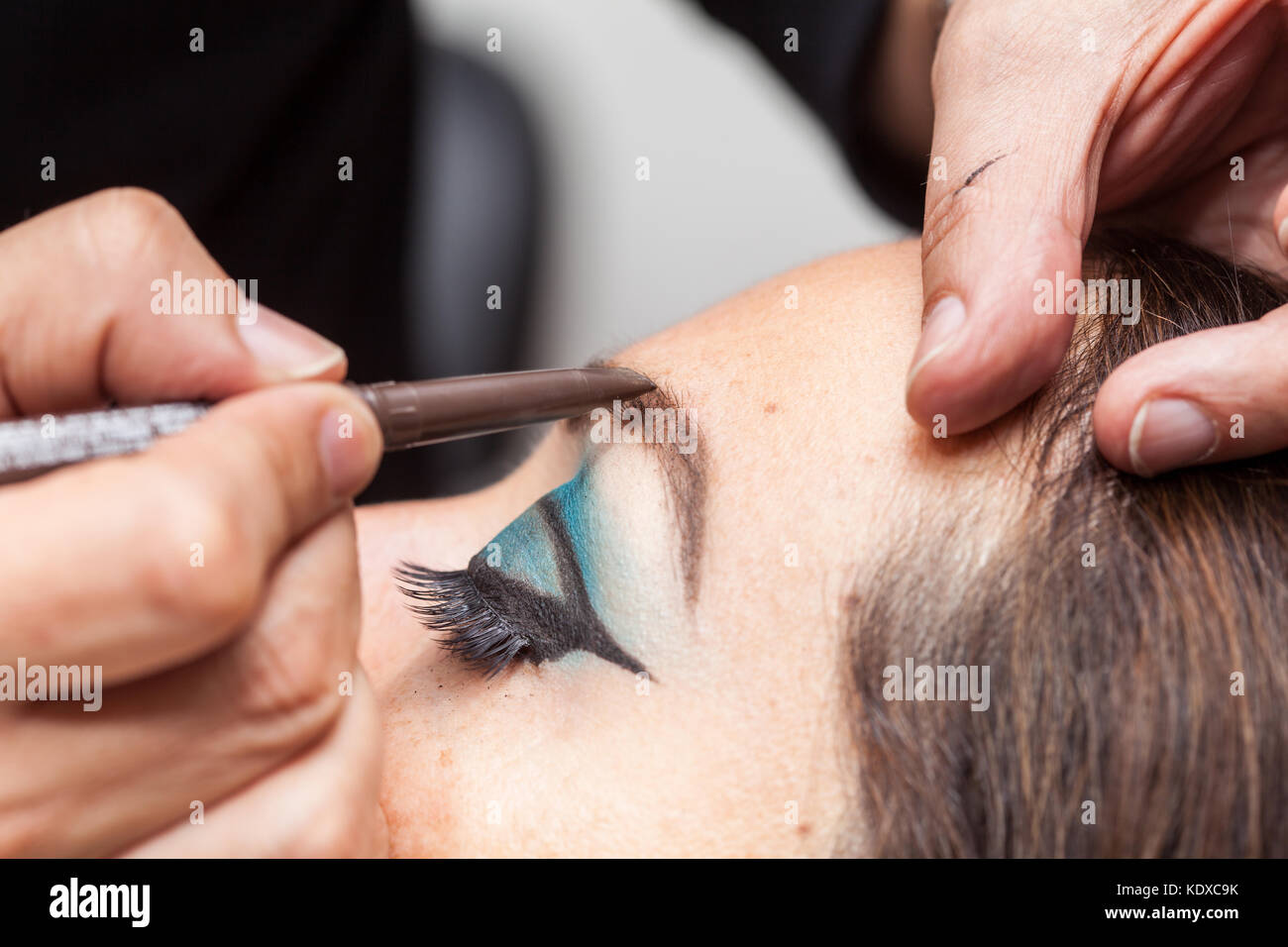 Make-up-Artist, Make-up Augenbrauen Stockfoto