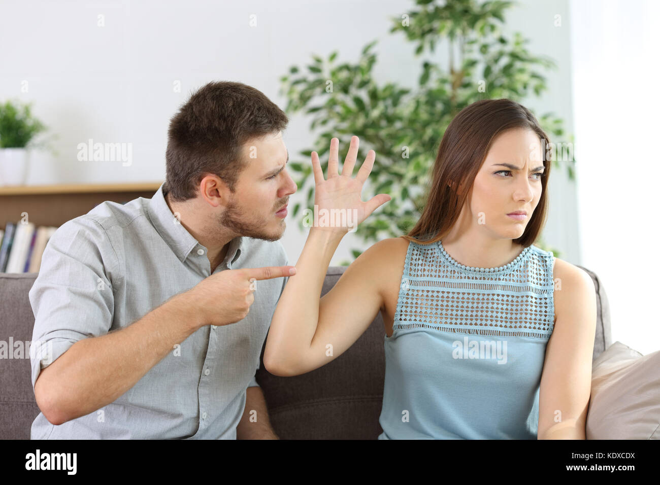 Wütend Paar kämpfen auf einer Couch zu Hause sitzen Stockfoto