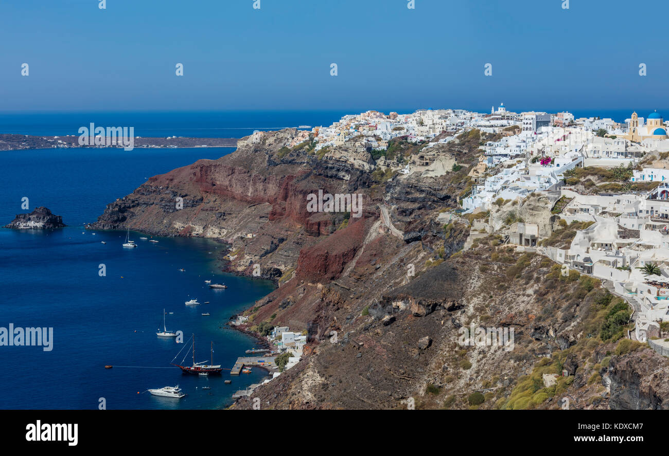 Panoramablick auf das Dorf Oia auf Santorini, Griechenland Stockfoto