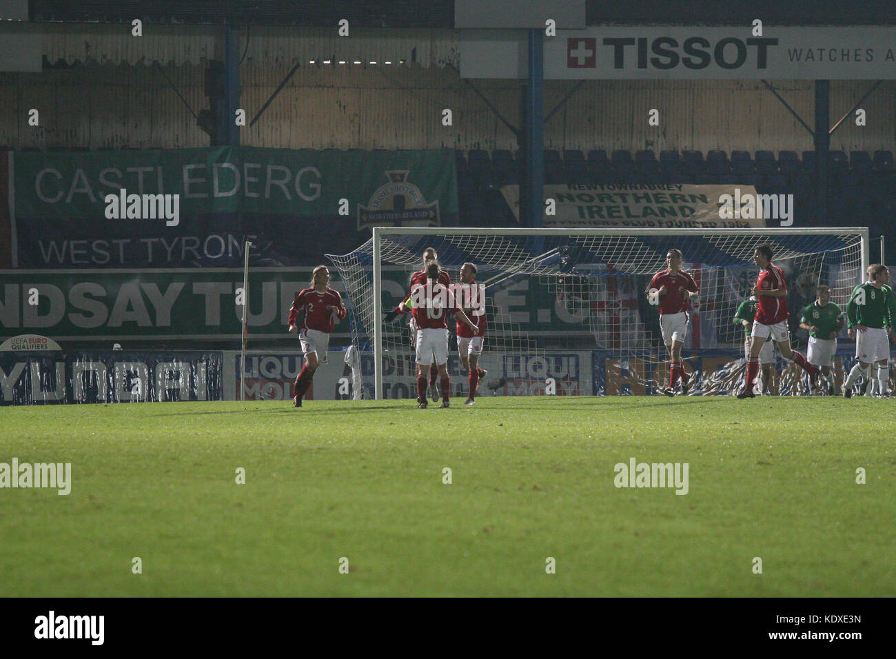 Nordirland 2 Denmark 1 im Windsor Park Belfast. 17. November 2007 Gruppe F Euro 2008 Qualifier. Nicklas Bendtner Denmark wird zu seinem Tor für Dänemark in 51 Minuten gratuliert. Stockfoto