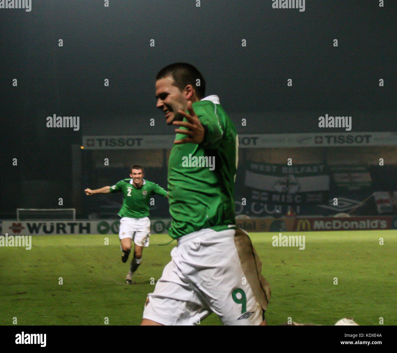 Nordirland 2 Denmark 1 im Windsor Park Belfast. 17. November 2007 Gruppe F Euro 2008 Qualifier. David Healy Nordirland (9) feiert sein Siegetor gegen Dänemark, wobei Gareth McAuley (2) zur Teilnahme an der Höherstellung kommt. Healys Tor war ein Rekord-13. Tor in einem UEFA-Europameisterschafts-Qualifikationsspiel. Stockfoto