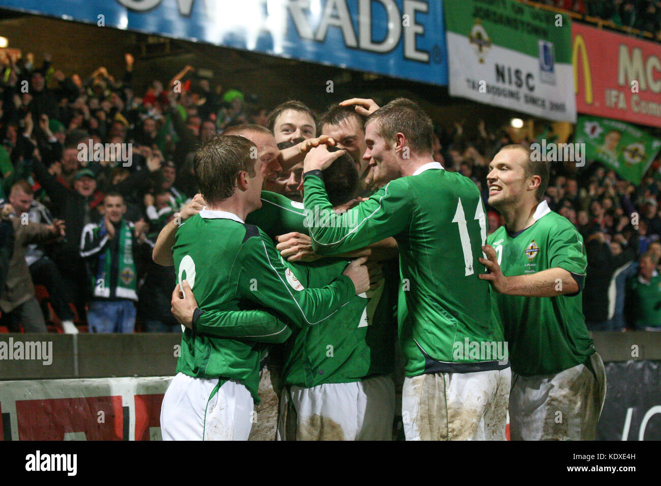 Nordirland 2 Denmark 1 im Windsor Park Belfast. 17. November 2007 Gruppe F Euro 2008 Qualifier. David Healy Northern Ireland (9) wird zu seinem Siegtreffer gratuliert. Healys Tor war ein Rekord-13. Tor in einem UEFA-Europameisterschafts-Qualifikationsspiel. Stockfoto