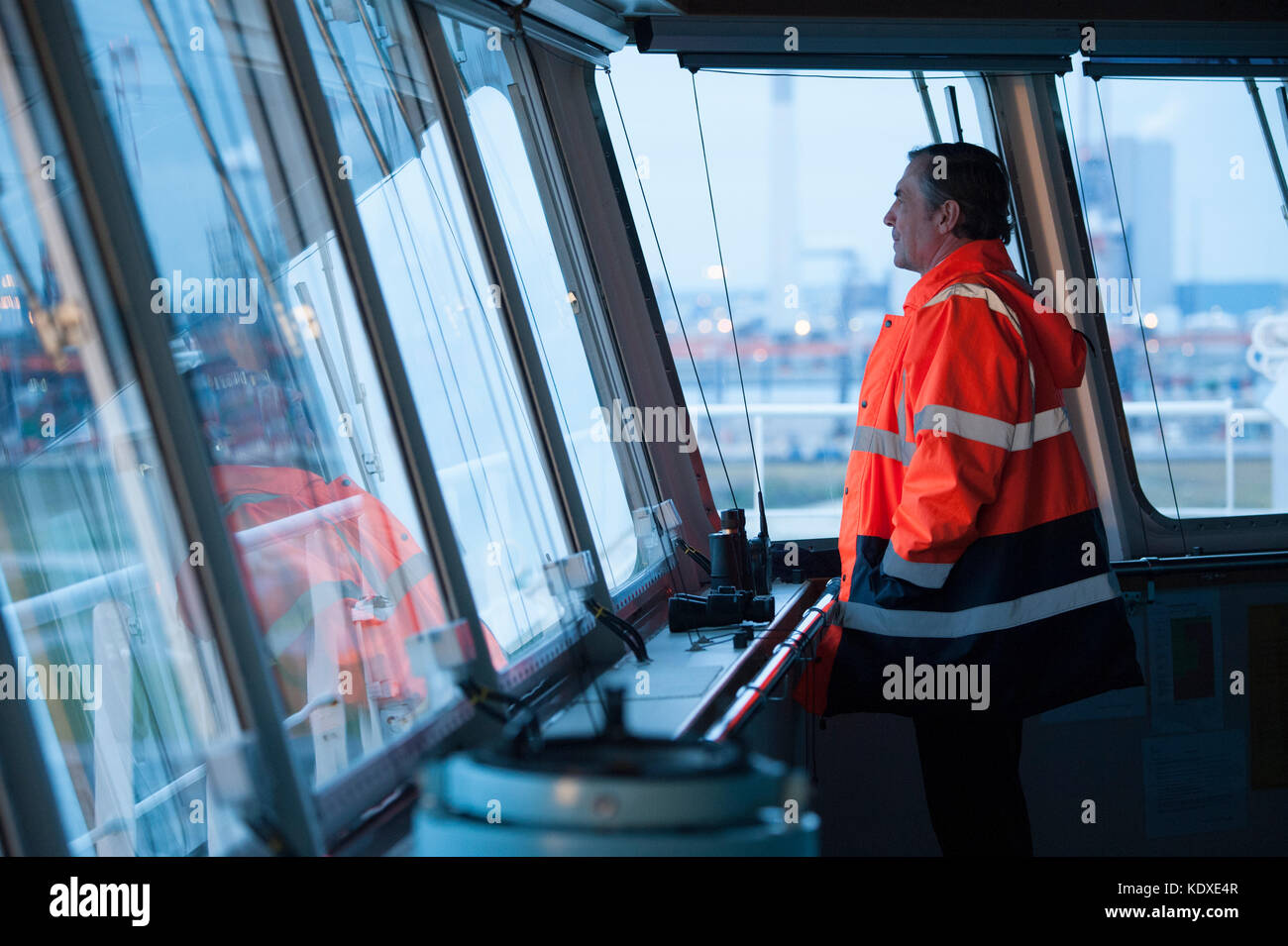 Ein Kapitän auf der Brücke eines Handelsschiffes Stockfoto