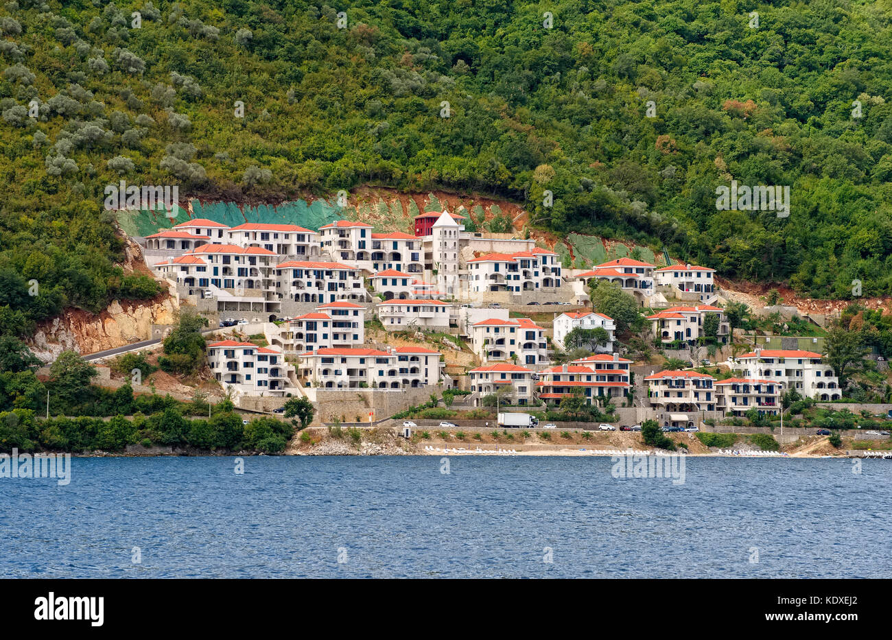 Montenegro, Kostanytsya, Blick auf die Boka Gardens Apartments am Ufer der Bucht von Boka Kotor Stockfoto