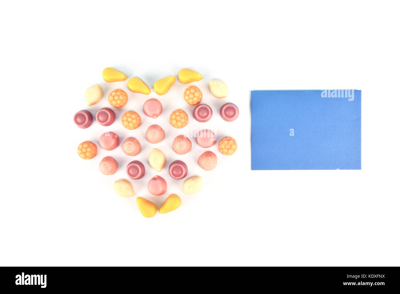 Gelee Bonbons isoliert auf weißem Hintergrund mit einer Karte und Blume. Stockfoto