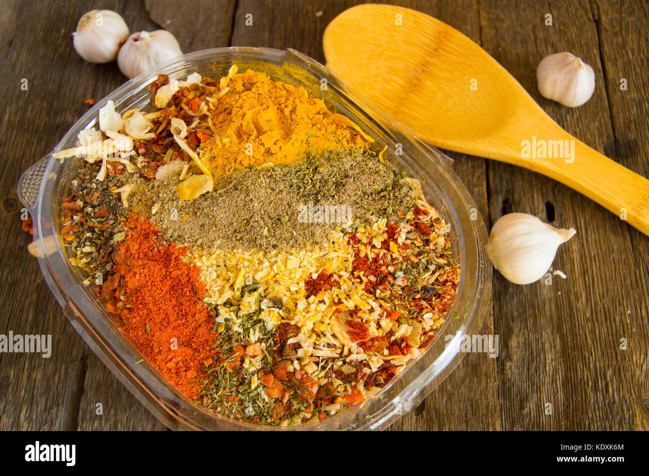 Die Auswahl an orientalischen Gewürzen mit pikanter Chili, Curry und eine Mischung aus anderen Gewürzen. Kopieren Sie Raum, Altes, dunkles Holz- Hintergrund. Stockfoto