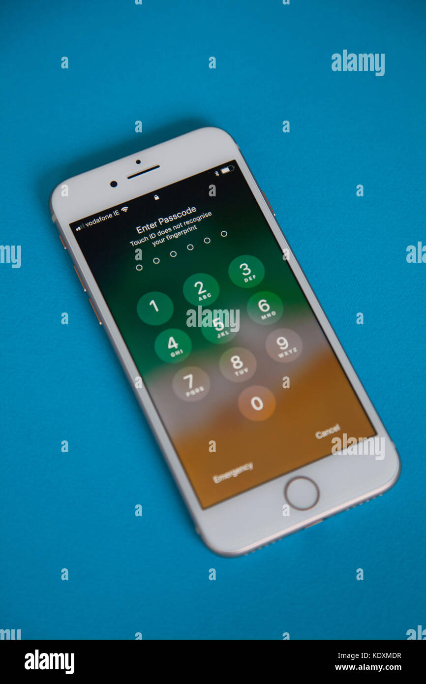 Apple Iphone 8 Modell login Bildschirm gegen eine blaue Farbe Hintergrund Stockfoto