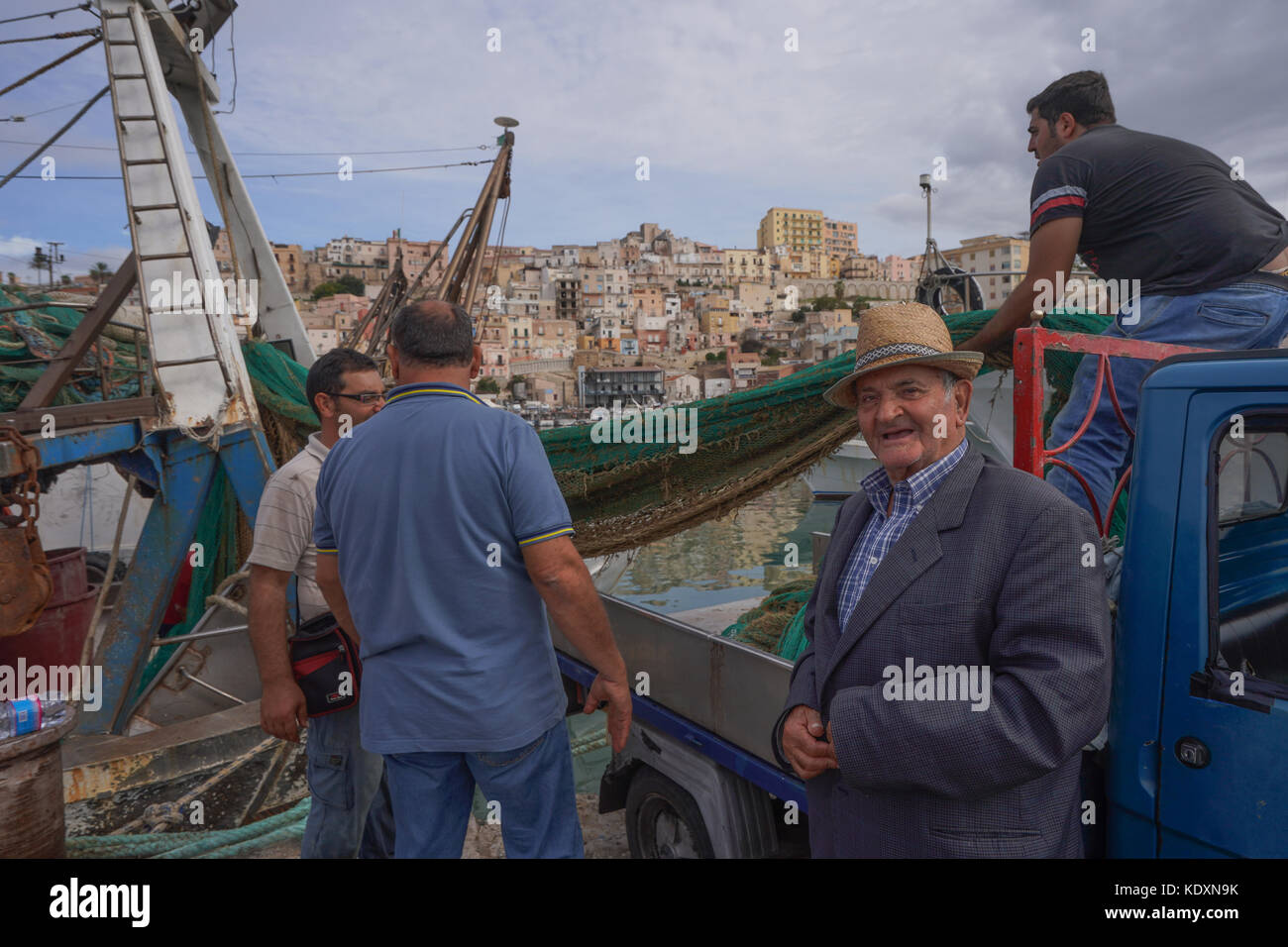 Die Fischer ihre Netze flicken beim Angeln einen Monat Embargo im Hafen von Sciacca. Aus einer Serie von Fotos in Sizilien, Italien. foto Date: Mon Stockfoto