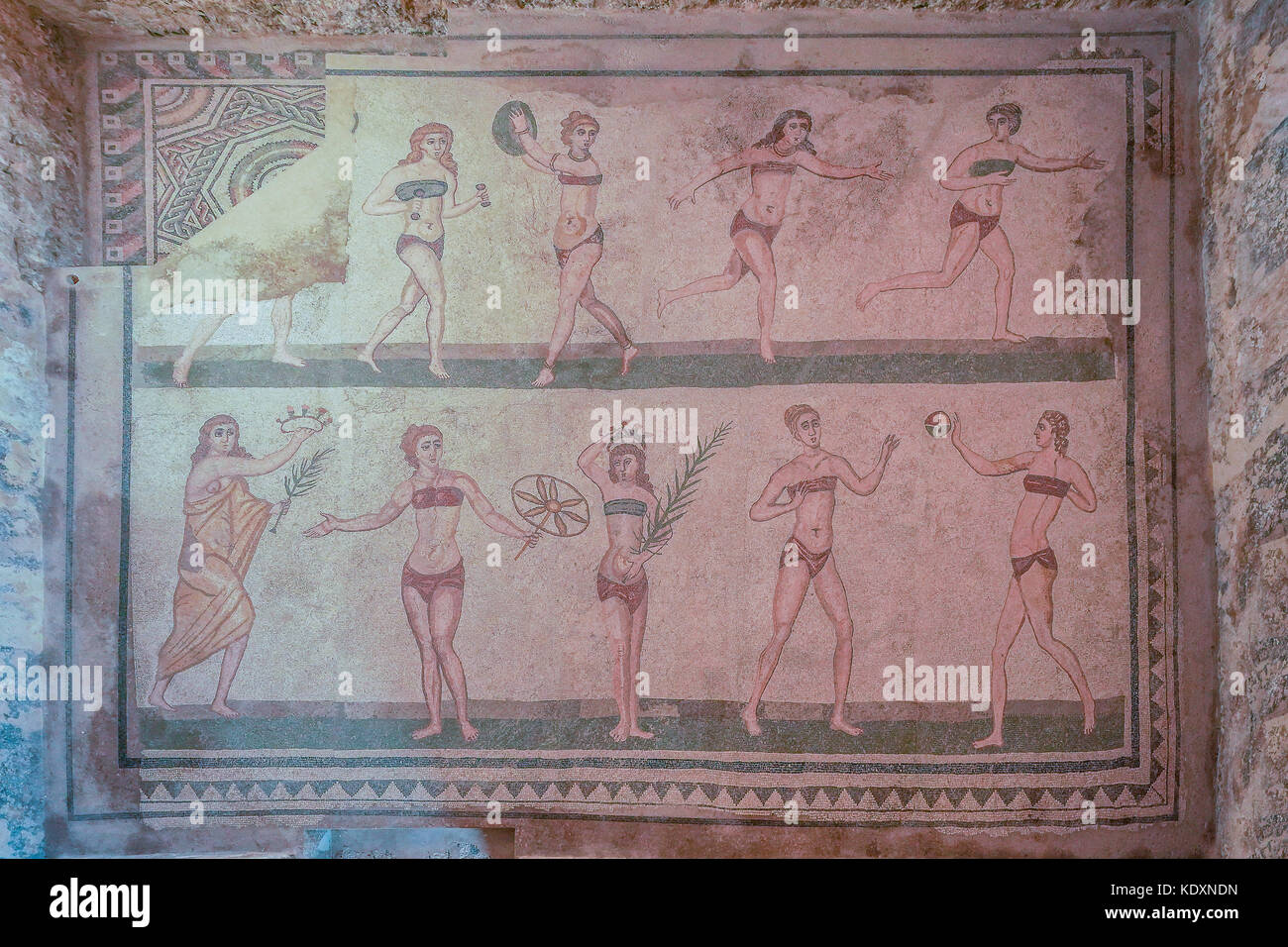 Ein Blick auf die römischen Mosaiken, die weibliche Athleten aus einer Sammlung als die Besten in der Welt zu sein an der Piazza Armerina. Aus einer Reihe von trav Stockfoto