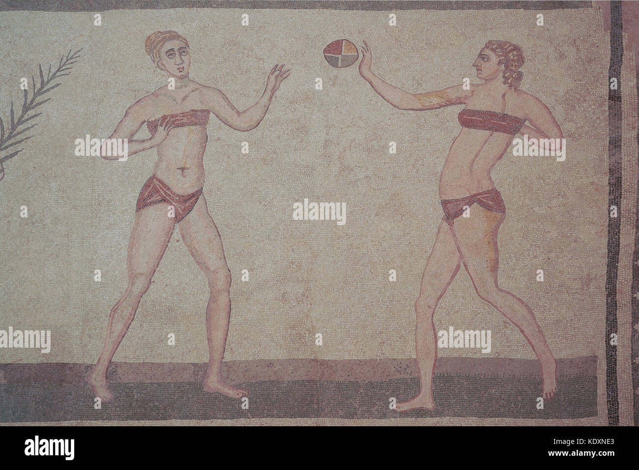 Ein Blick auf die römischen Mosaiken, die weibliche Athleten aus einer Sammlung als die Besten in der Welt zu sein an der Piazza Armerina. Aus einer Reihe von trav Stockfoto