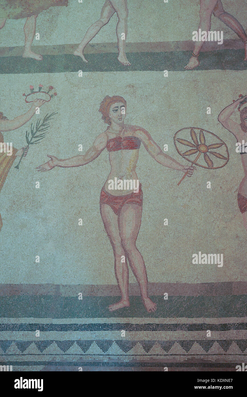 Ein Blick auf die römischen Mosaiken, die weibliche Athleten aus einer Sammlung als die Besten in der Welt zu sein an der Piazza Armerina. Aus einer Reihe von trav Stockfoto