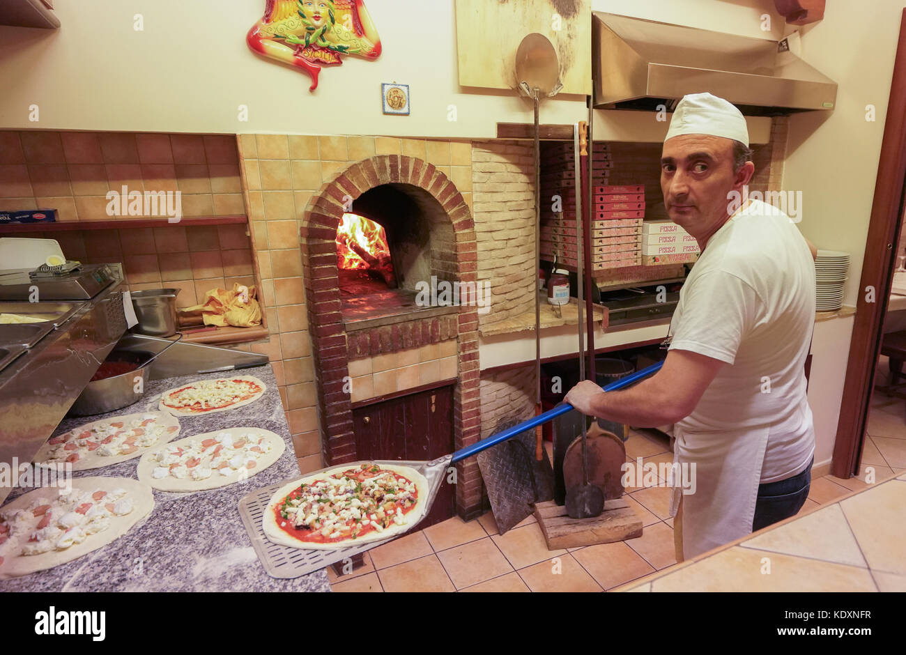 Eine pizza Koch in einem Restaurant in Piazza Armerina. Aus einer Serie von Fotos in Sizilien, Italien. foto Datum: Donnerstag, 5. Oktober 2017. Photo credit Stockfoto