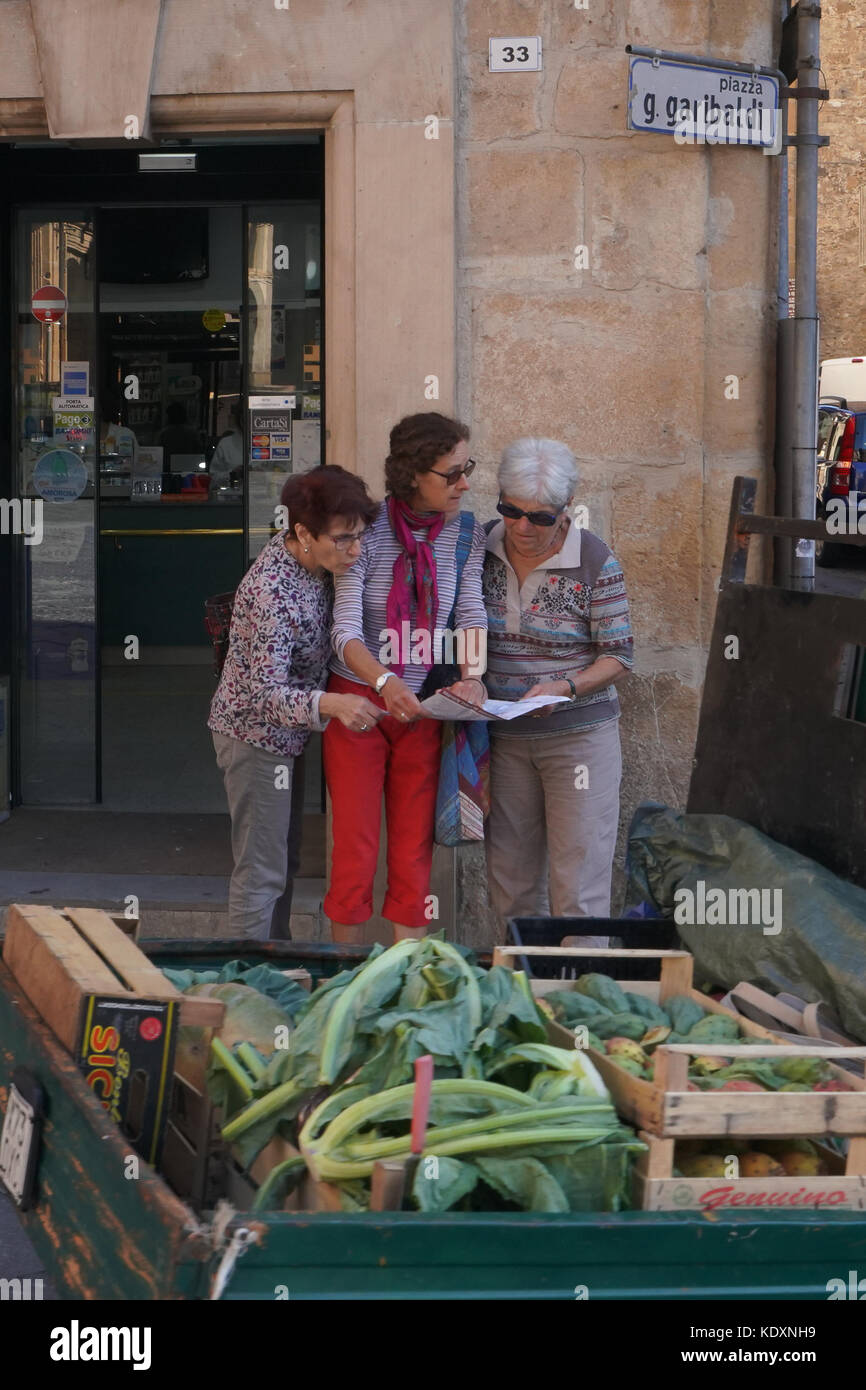Touristen einen Blick auf Ihre Karten auf der Straße in Piazza Armerina. Aus einer Serie von Fotos in Sizilien, Italien. foto Datum: Donnerstag, 5. Oktober, 201 Stockfoto