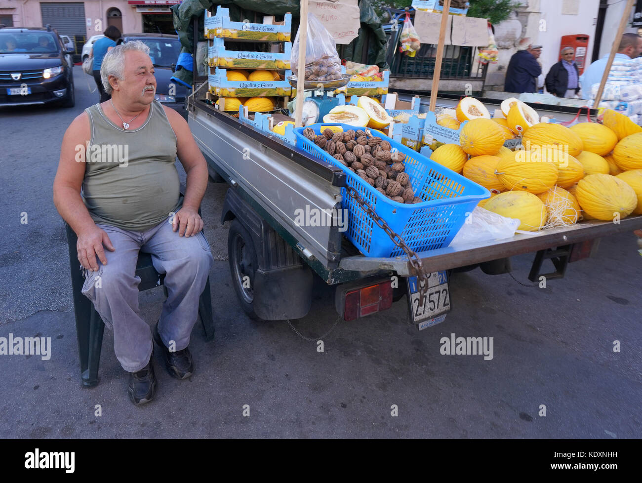 Ein Mann auf der Straße verkaufen Obst in Monreale. Aus einer Serie von Fotos in Sizilien, Italien. foto Datum: Freitag, 6. Oktober 2017. Photo credit Shou Stockfoto