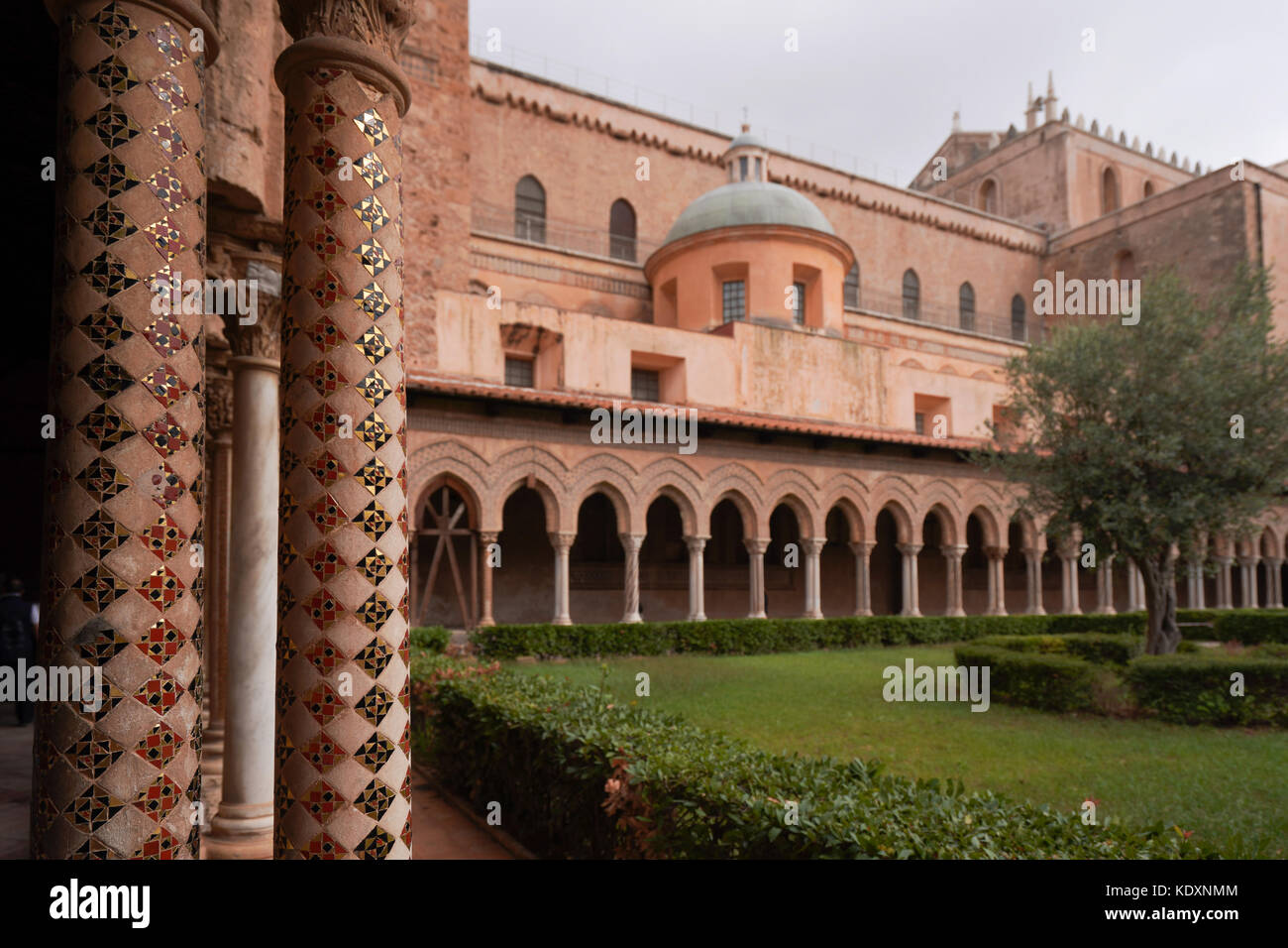 Das benediktinische Klöster neben dem Dom in Monreale, eines der bedeutendsten Beispiele normannischer Architektur, während einer Zeremonie zu koordinieren Drei Stockfoto
