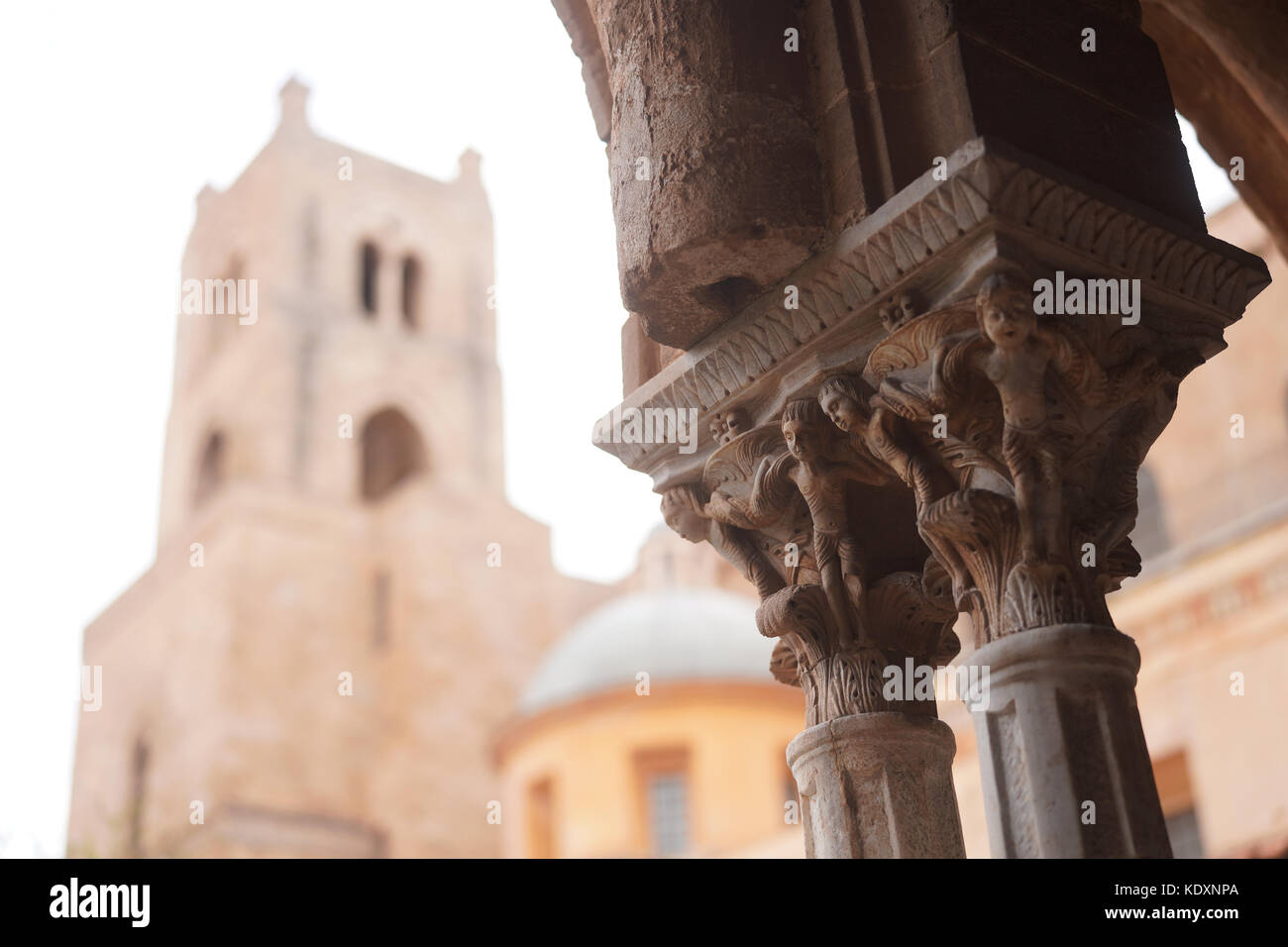 Eine ornamentale Kapital in die benediktinische Klöster neben dem Dom in Monreale, eines der bedeutendsten Beispiele normannischer Architektur, während einer ce Stockfoto