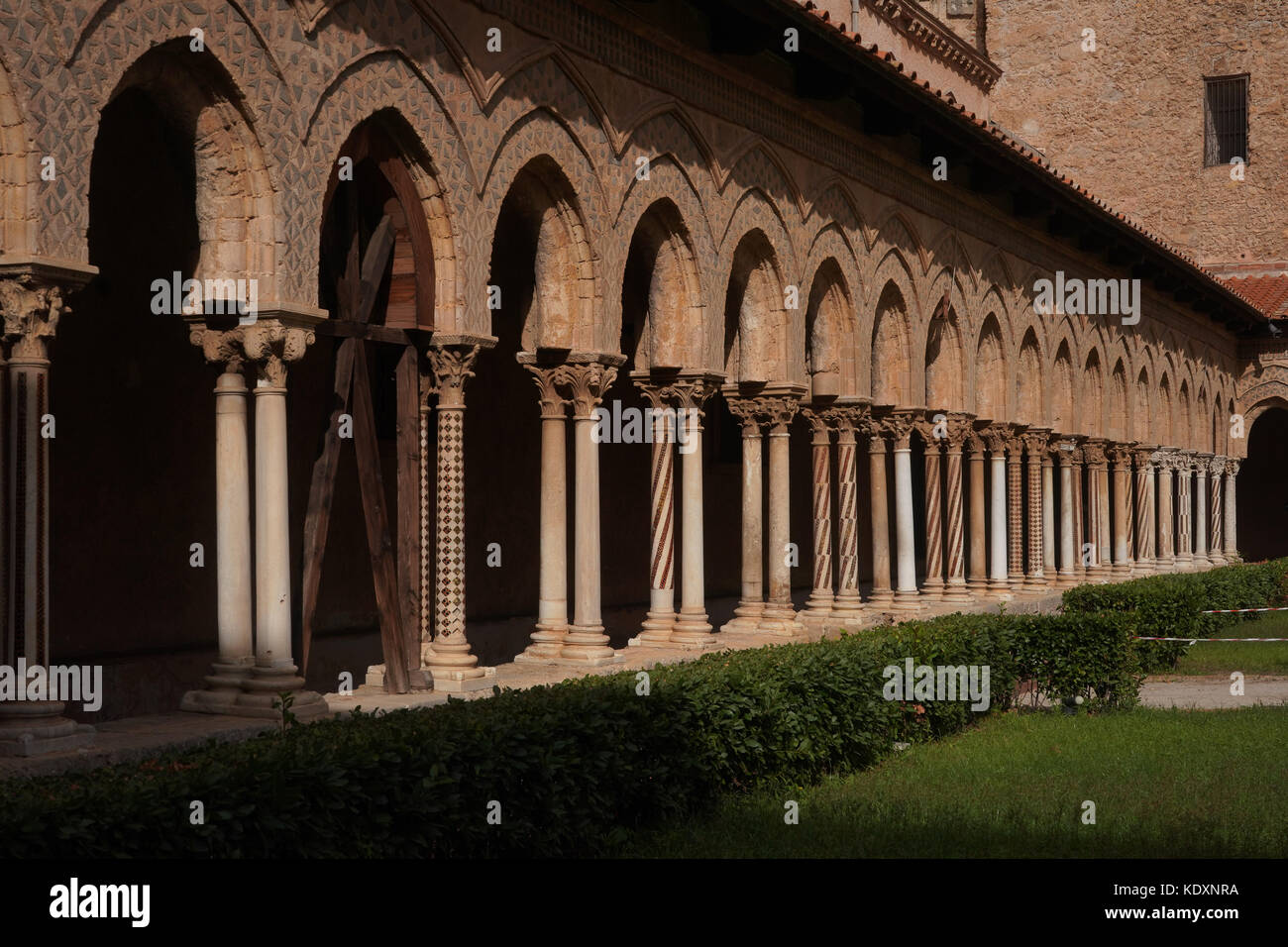 Das benediktinische Klöster neben dem Dom in Monreale, eines der bedeutendsten Beispiele normannischer Architektur, während einer Zeremonie zu koordinieren Drei Stockfoto