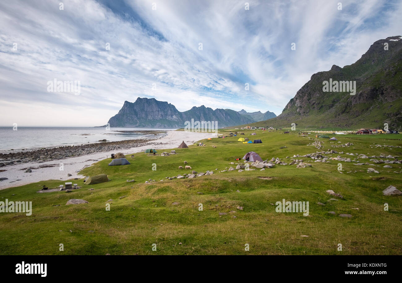 Die malerische Landschaft mit Berg und Campingplatz im Sommer abends auf den Lofoten Inseln, Norwegen Stockfoto