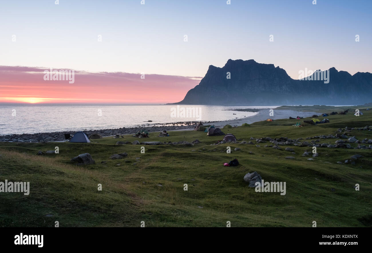Die malerische Landschaft mit Berg und Campingplatz im Sommer abends auf den Lofoten Inseln, Norwegen Stockfoto