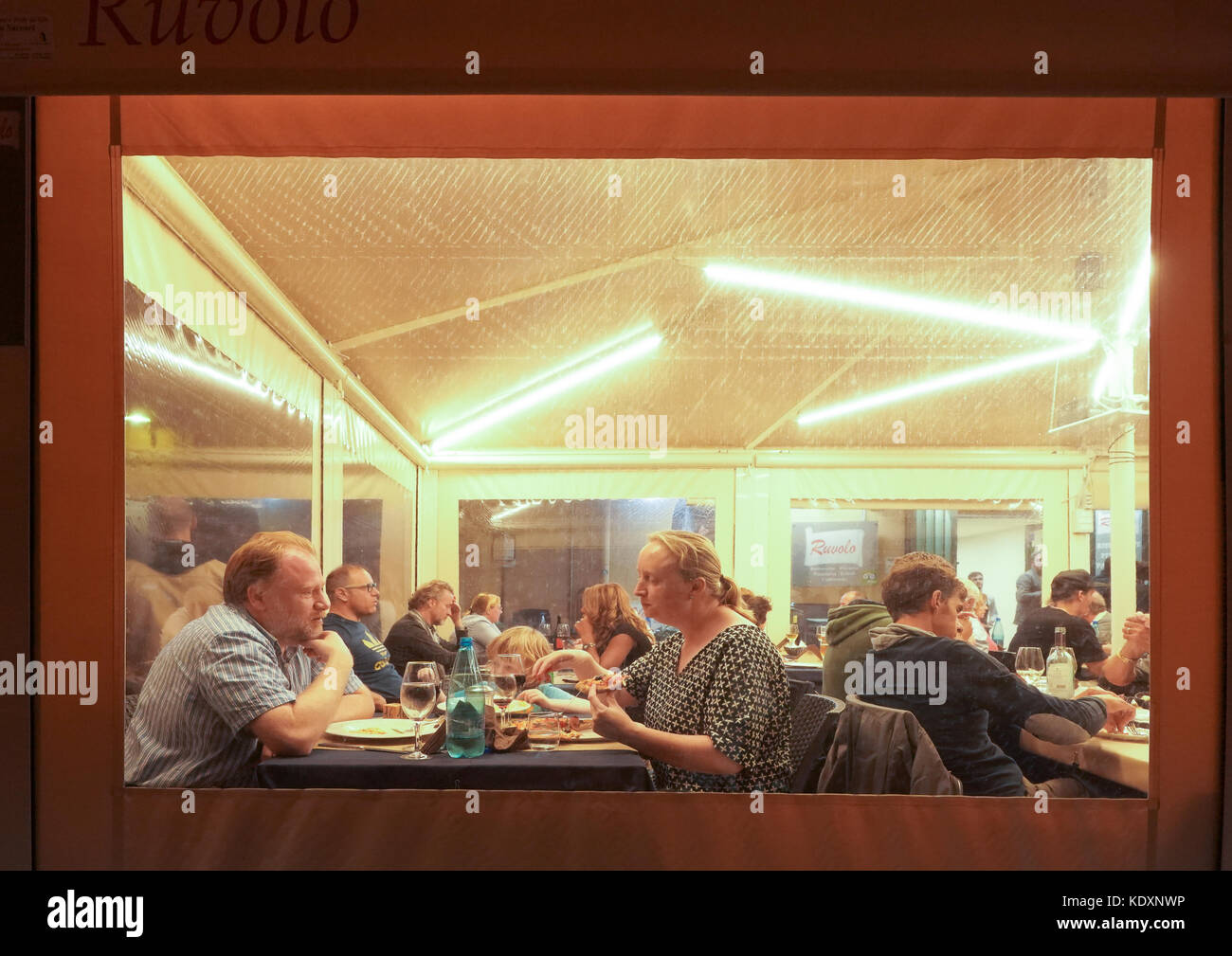 Touristen genießen Pizza in Palermo. Aus einer Serie von Fotos in Sizilien, Italien. foto Datum: Samstag, 7. Oktober 2017. Photo Credit: Stockfoto