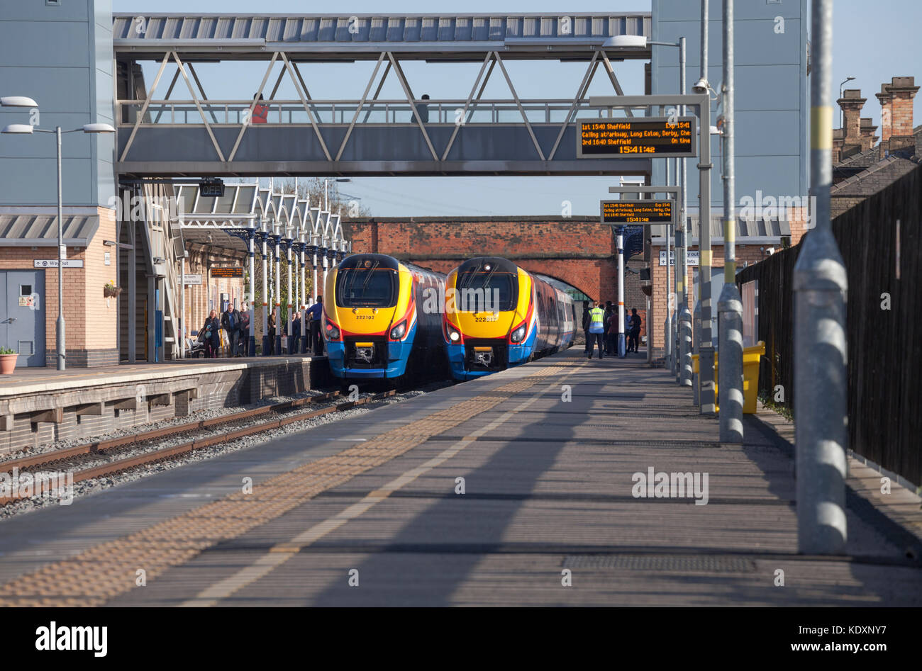 East Midlands Trains Class 222 Meridian Züge an der Universität Loughborough mit Dienstleistungen zu/von Sheffield und London St. Pancras Stockfoto