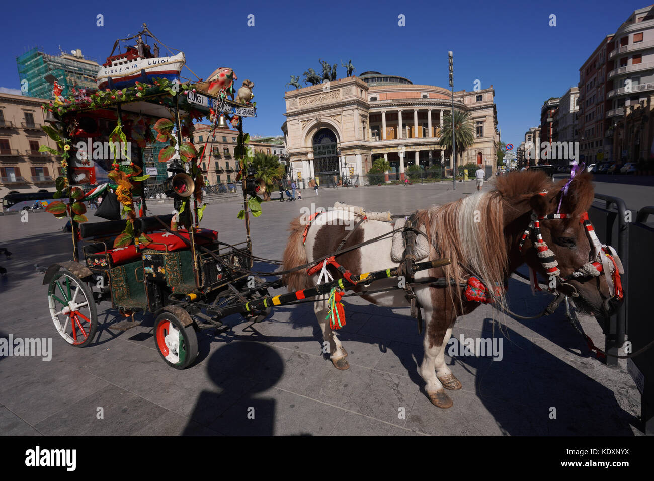 Eine touristische Pferd und Wagen außerhalb des Teatro Politeama in Palermo aus einer Serie von Fotos in Sizilien, Italien. foto Datum: Sonntag, 8. Oktober 2017. Stockfoto