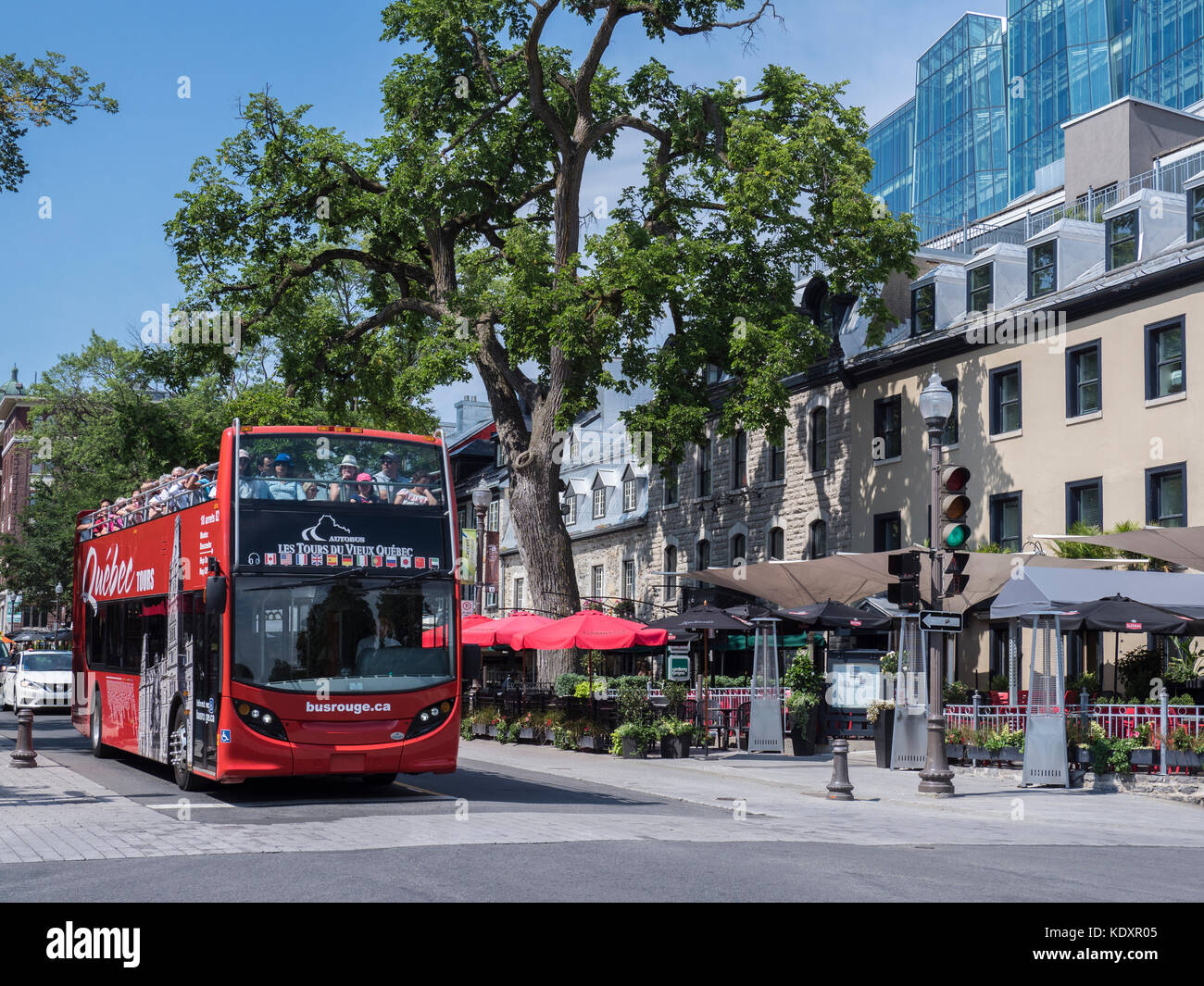Eine tour-Bus wird in Geschäften und Restaurants entlang der Grande Allee Est Straße, Quebec, Kanada. Stockfoto