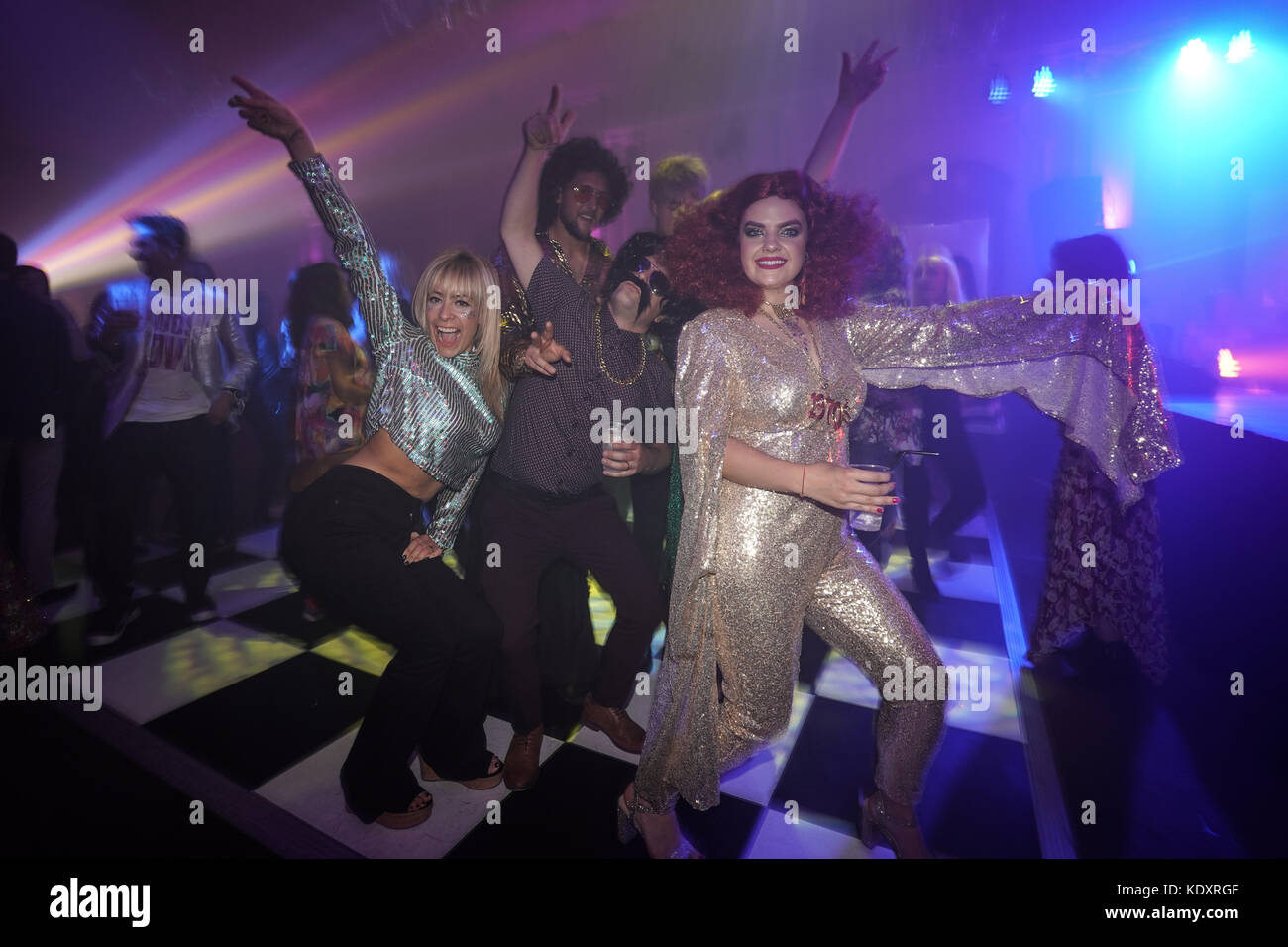 Partygänger im Glanz der Widerstand ist in der disco club Nacht verlor mit dem Haus Eden Burlesque Tänzerinnen im Bush Hall in London. foto Datum: saturd Stockfoto