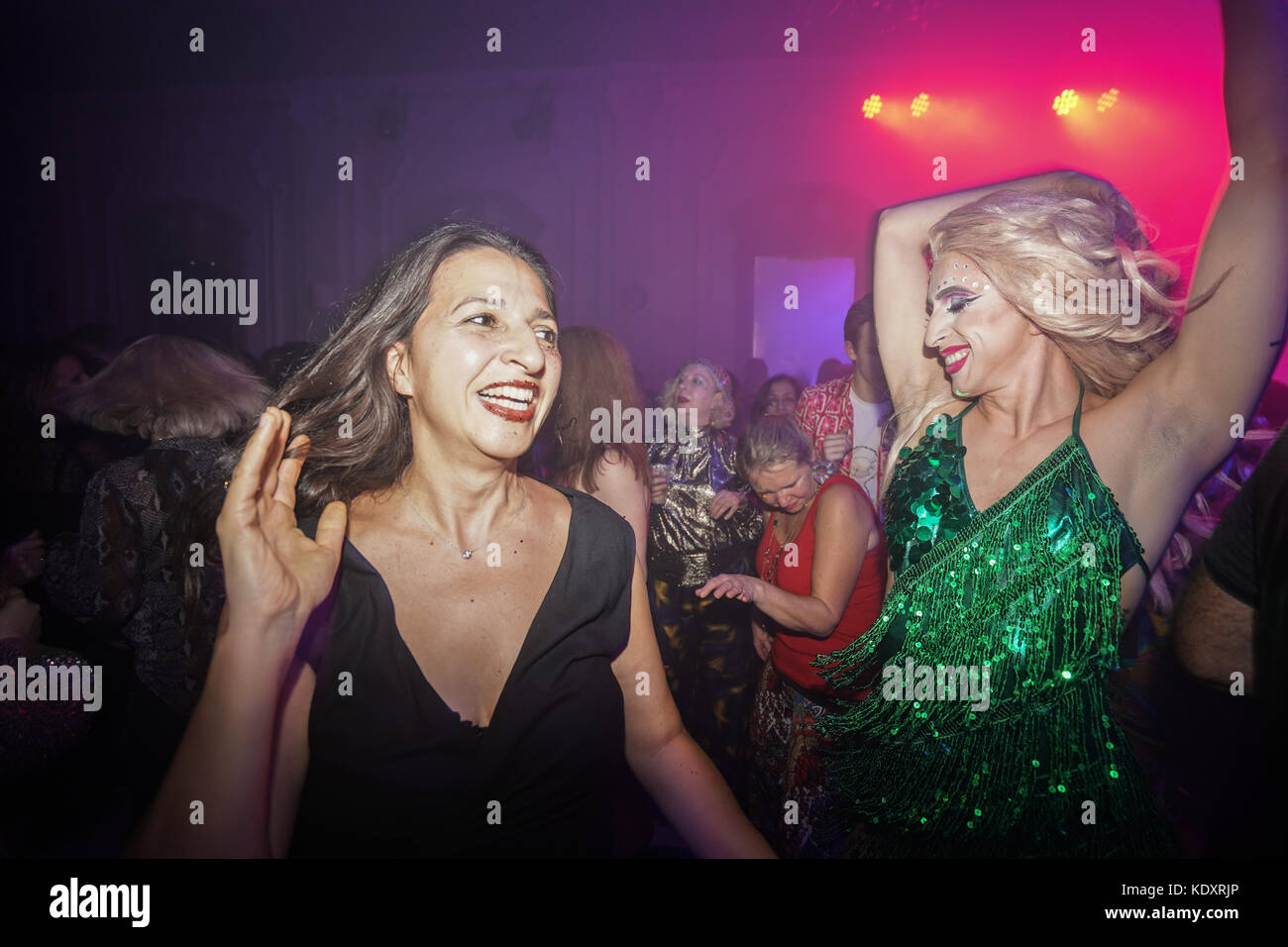 Der Glanz Widerstand bieten Ihren in der disco club Nacht verlor mit dem Haus Eden Burlesque Tänzerinnen im Bush Hall in London. foto Datum: Samstag, o Stockfoto