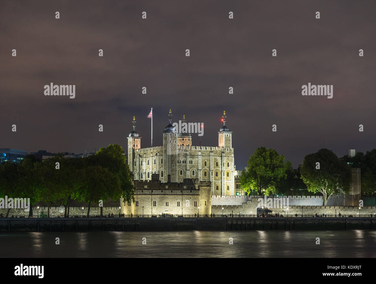 Der beleuchtete Turm von London - einem historischen Wahrzeichen Gebäude bei Nacht, City of London, England, Großbritannien Stockfoto