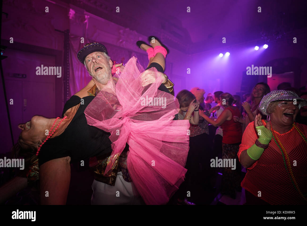 Partygänger im Glanz der Widerstand ist in der disco club Nacht verlor mit dem Haus Eden Burlesque Tänzerinnen im Bush Hall in London. foto Datum: saturd Stockfoto