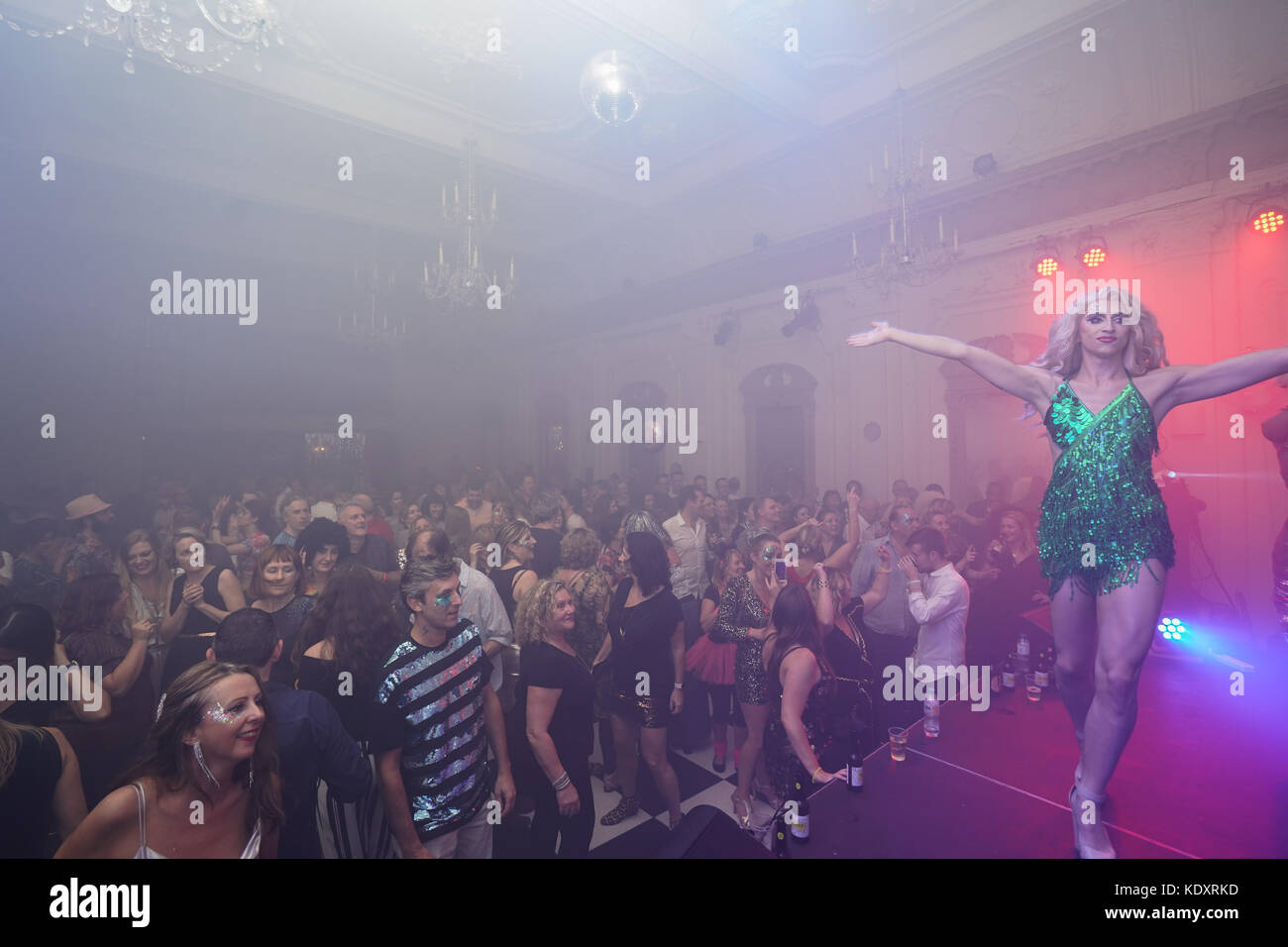 Der Glanz Widerstand bieten Ihren in der disco club Nacht verlor mit dem Haus Eden Burlesque Tänzerinnen im Bush Hall in London. foto Datum: Samstag, o Stockfoto