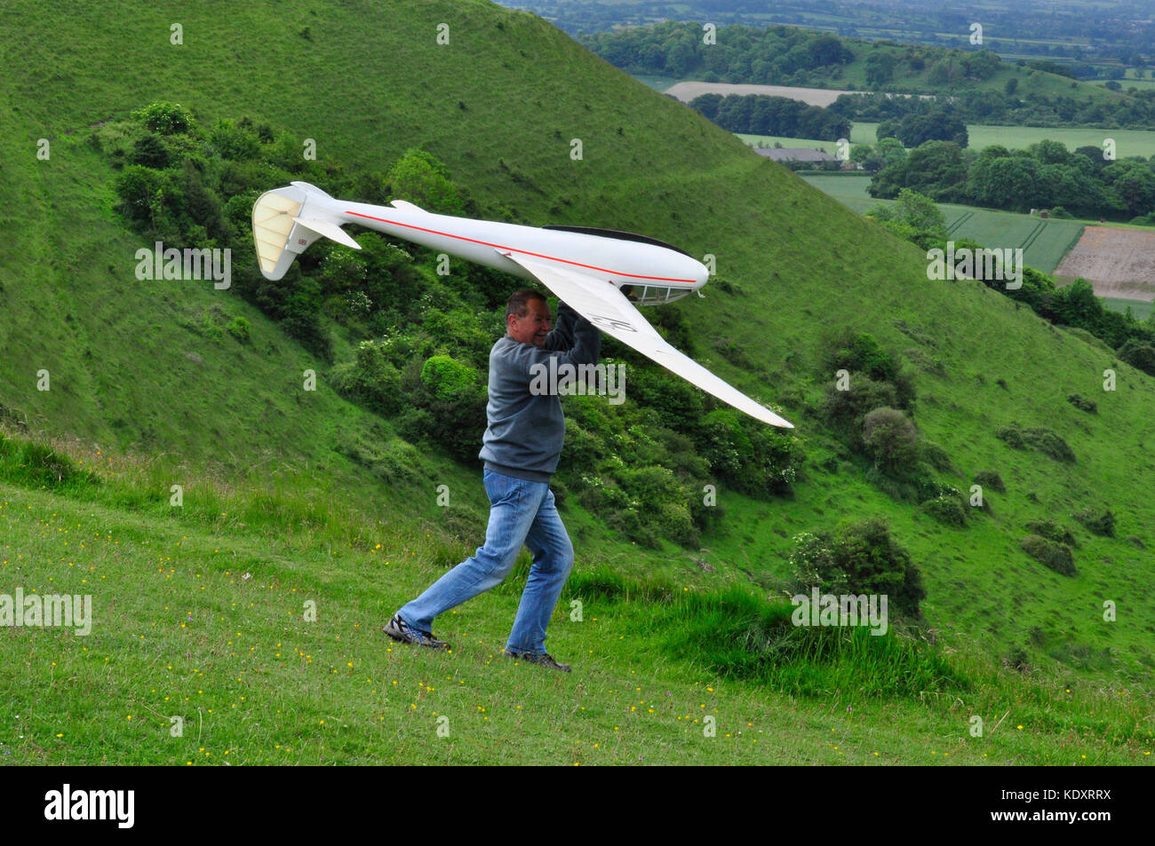 Funkgesteuerter Modellgleiter zum Absturz verurteilt, wenn in dieser Weise von White Sheet Hill in Wiltshire gestartet. Stockfoto