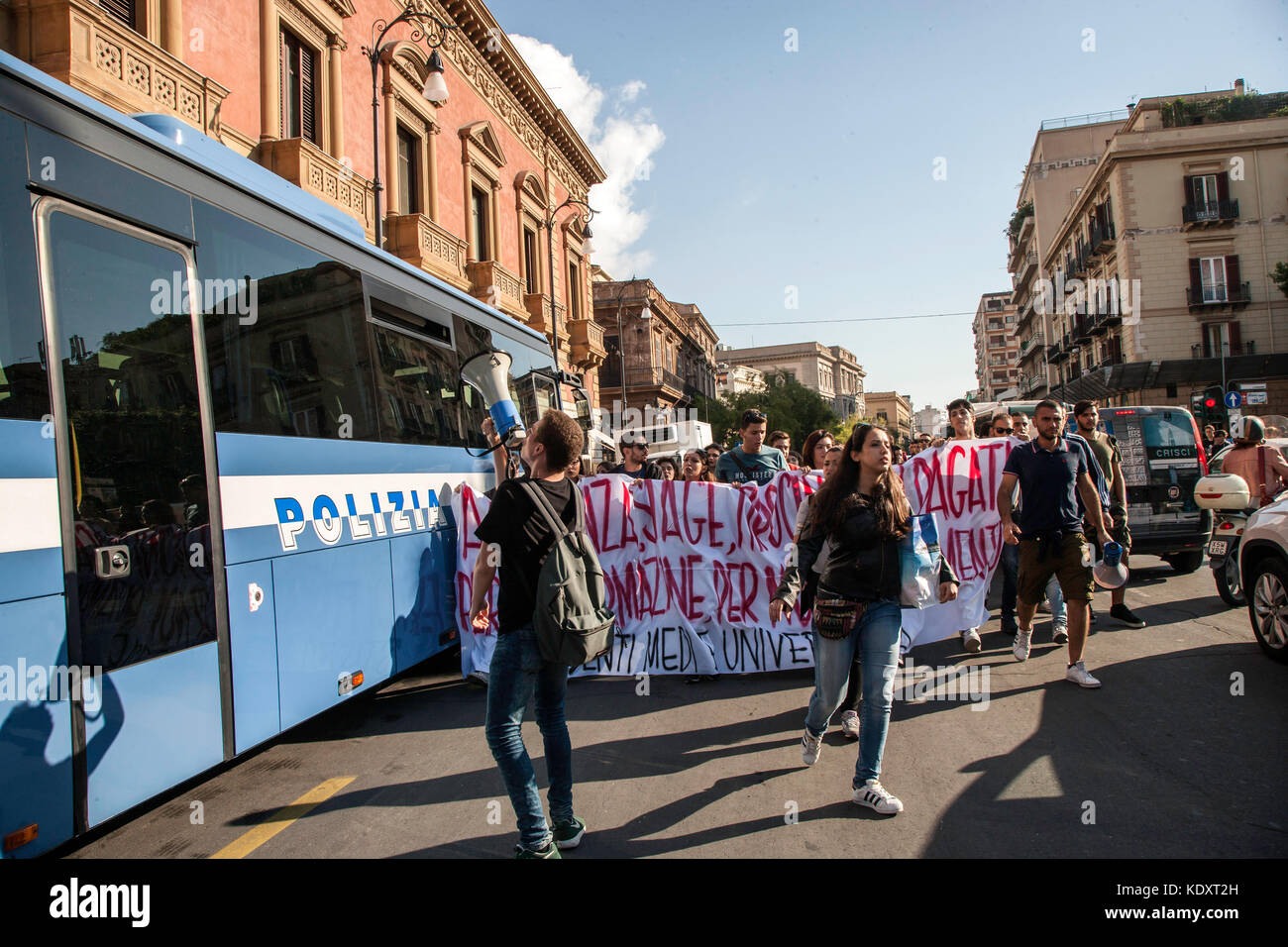 Hunderte von Studenten protestieren in Palermo gegen den Auftrag der Schule Wechsel von einer guten Schule gesetzlich vorgesehen ist. Stockfoto