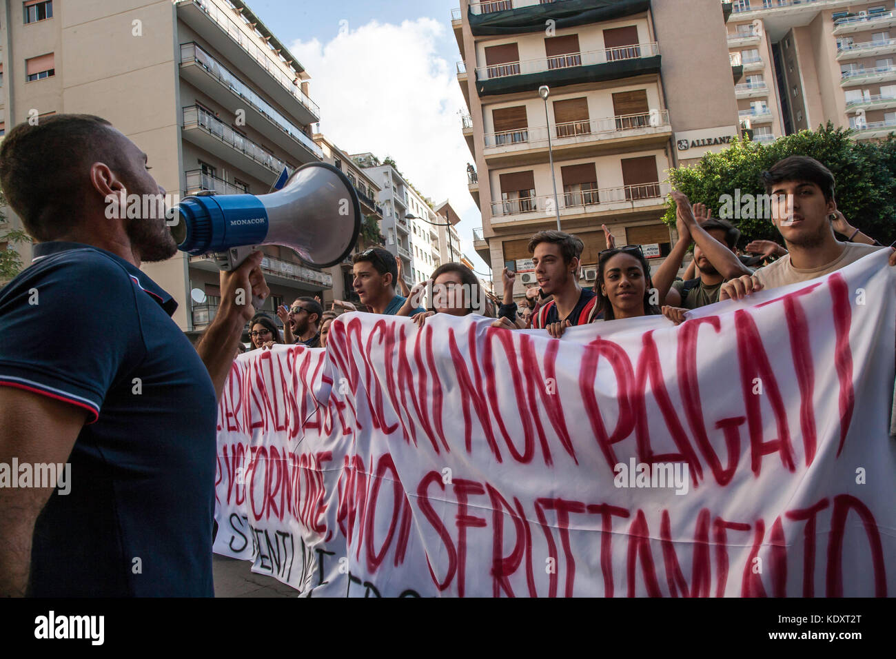 Hunderte von Studenten protestieren in Palermo gegen den Auftrag der Schule Wechsel von einer guten Schule gesetzlich vorgesehen ist. Stockfoto