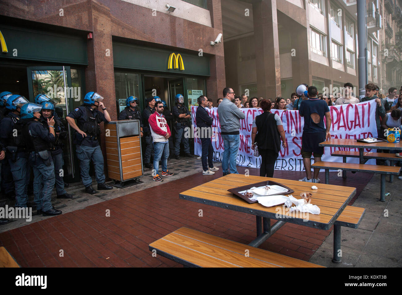 Hunderte von Studenten protestieren in Palermo gegen den Auftrag der Schule Wechsel von einer guten Schule gesetzlich vorgesehen ist. Stockfoto