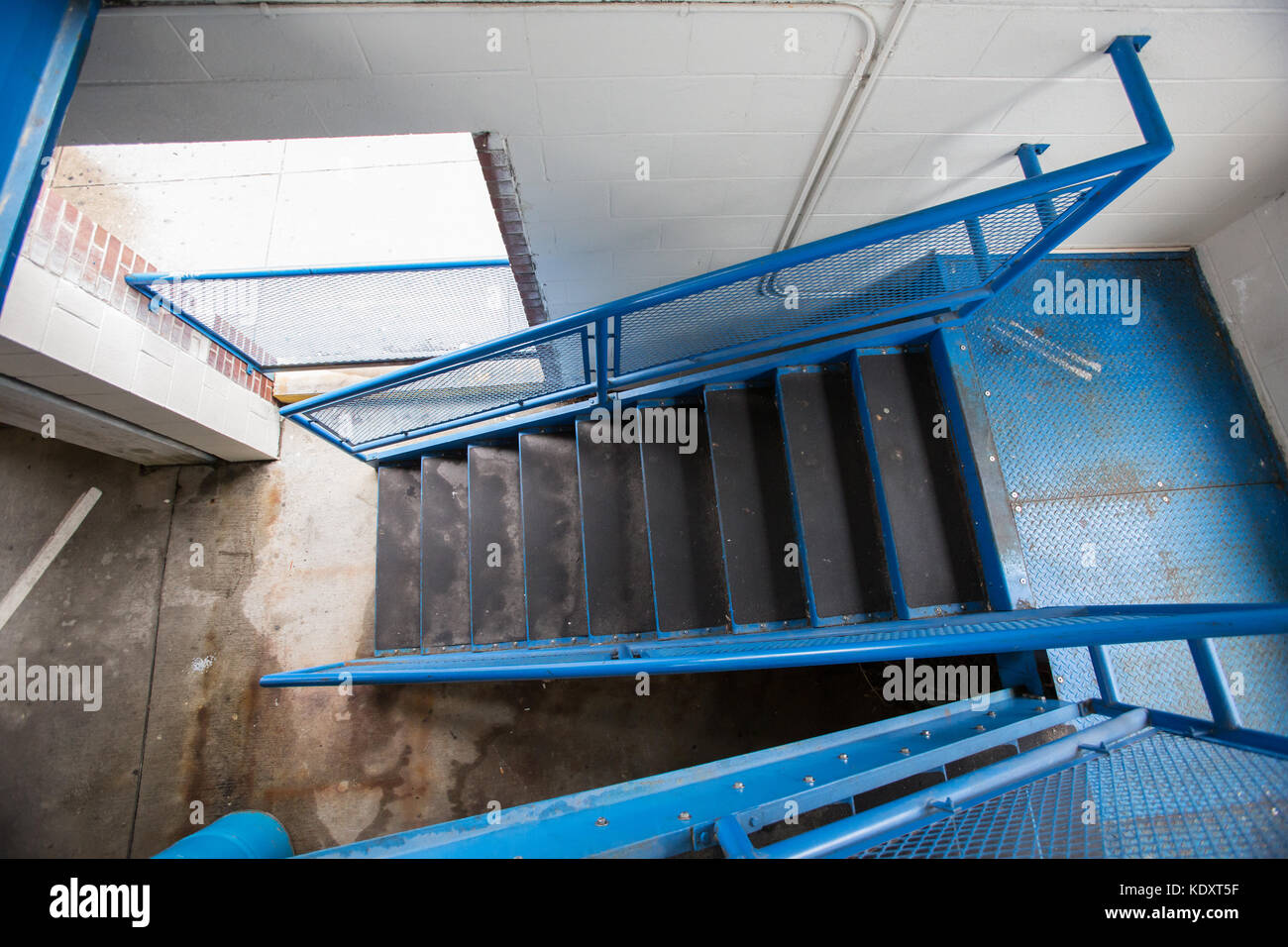 Blau Treppenhaus in einem Parkhaus Stockfoto