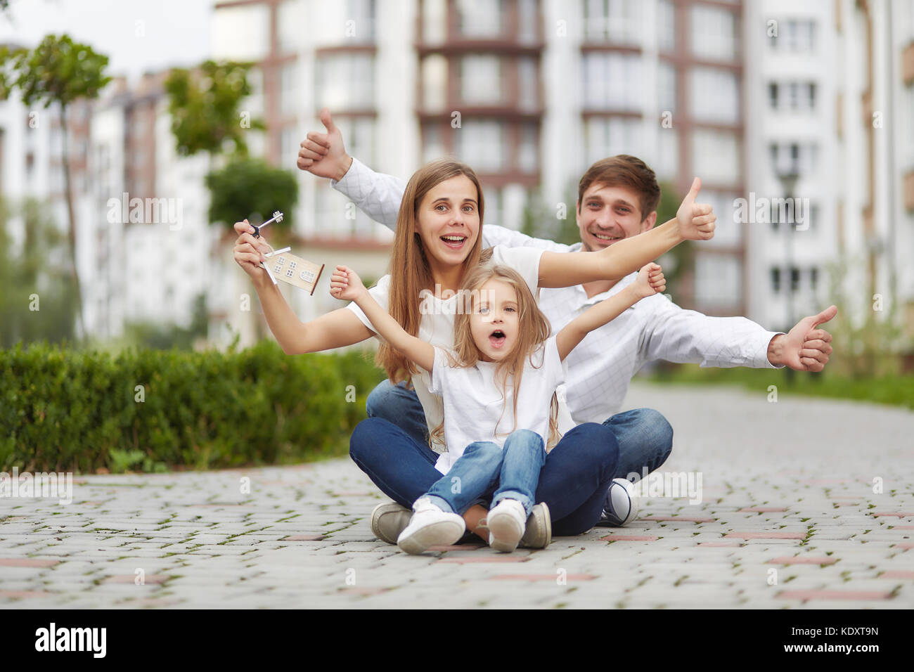 Happy Family vor neue Wohnung Gebäude Stockfoto