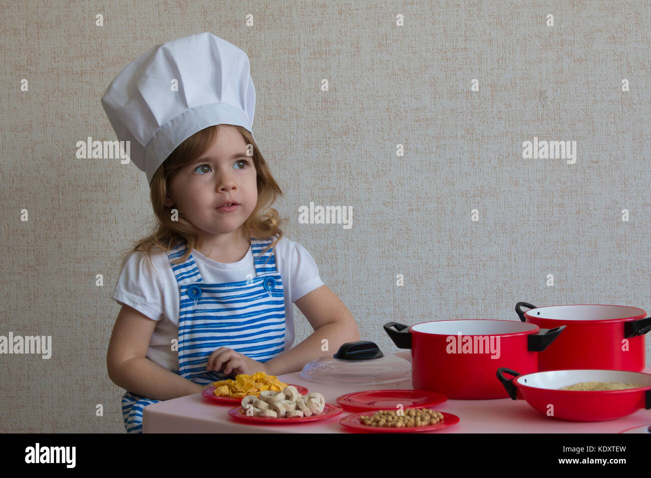Portrait adorable kleine Mädchen in Chef hat Kochen Stockfoto