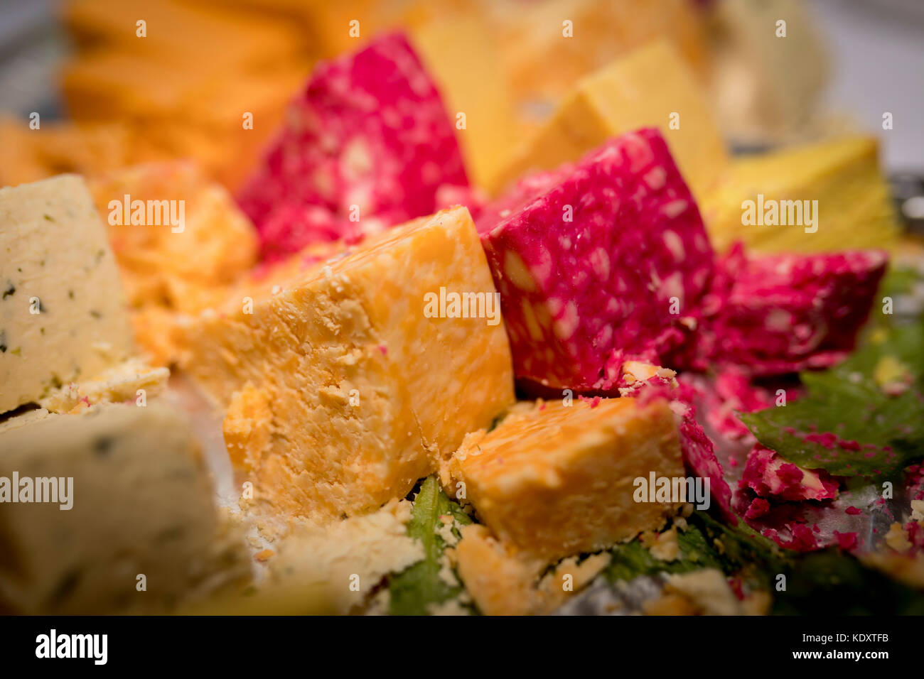 Nahaufnahme eines cheesboard bei einer Hochzeit Buffet mit einer Auswahl an Käse, einschließlich chedder, rot Windsor und Camembert Stockfoto